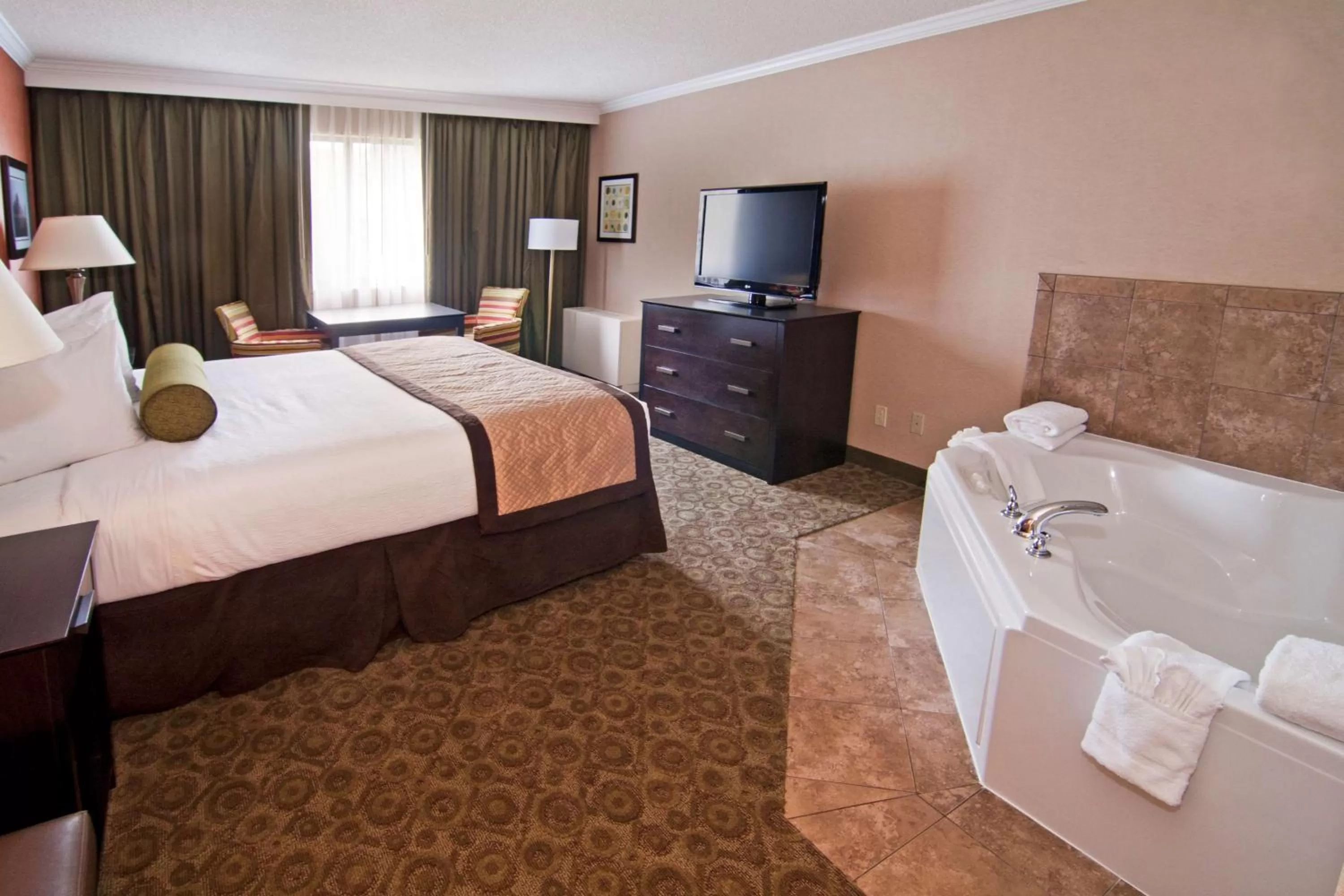 King Room with Spa Bath in Wyndham Minneapolis South Burnsville