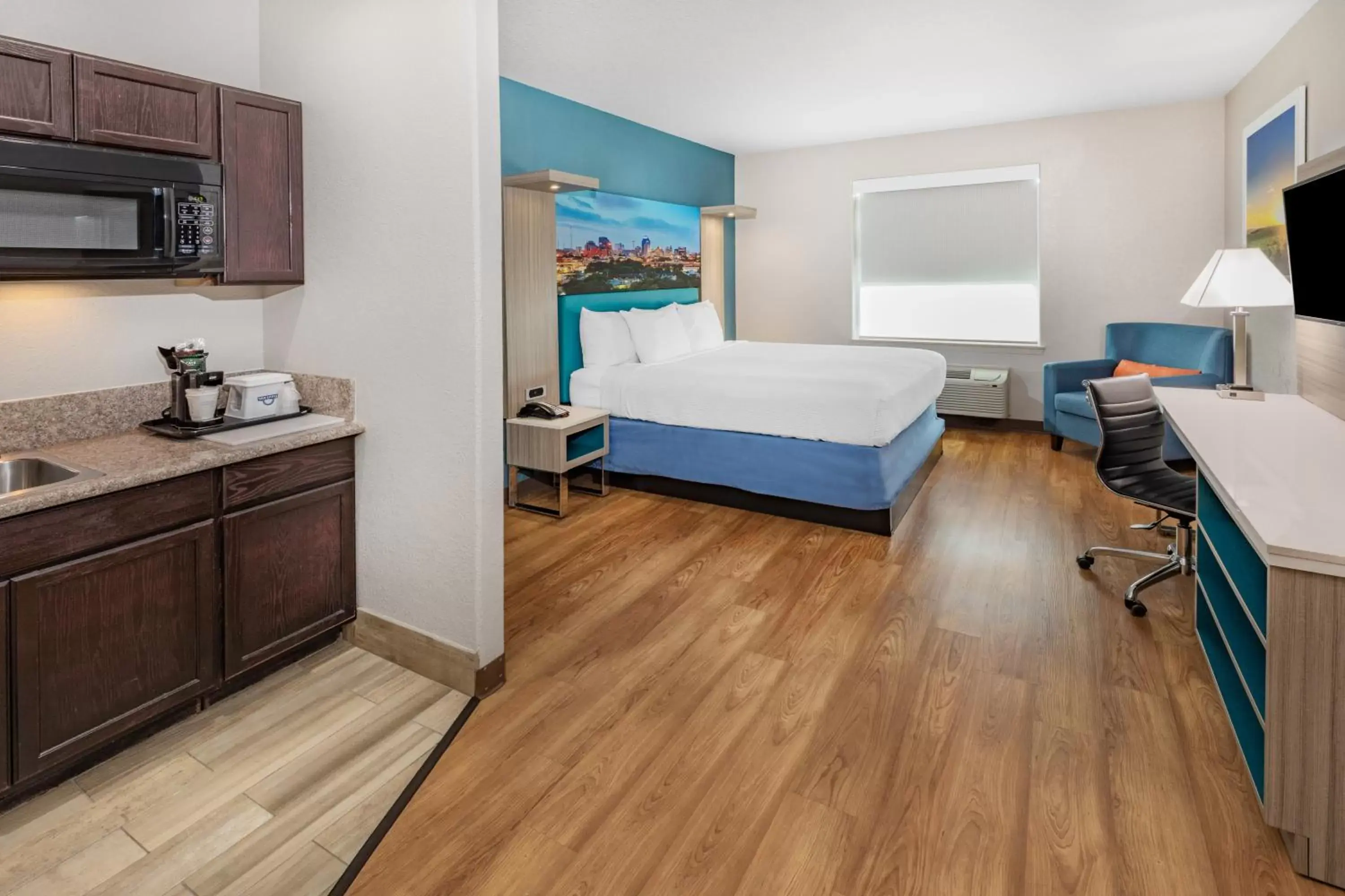 Bed in Days Inn & Suites by Wyndham San Antonio near AT&T Center