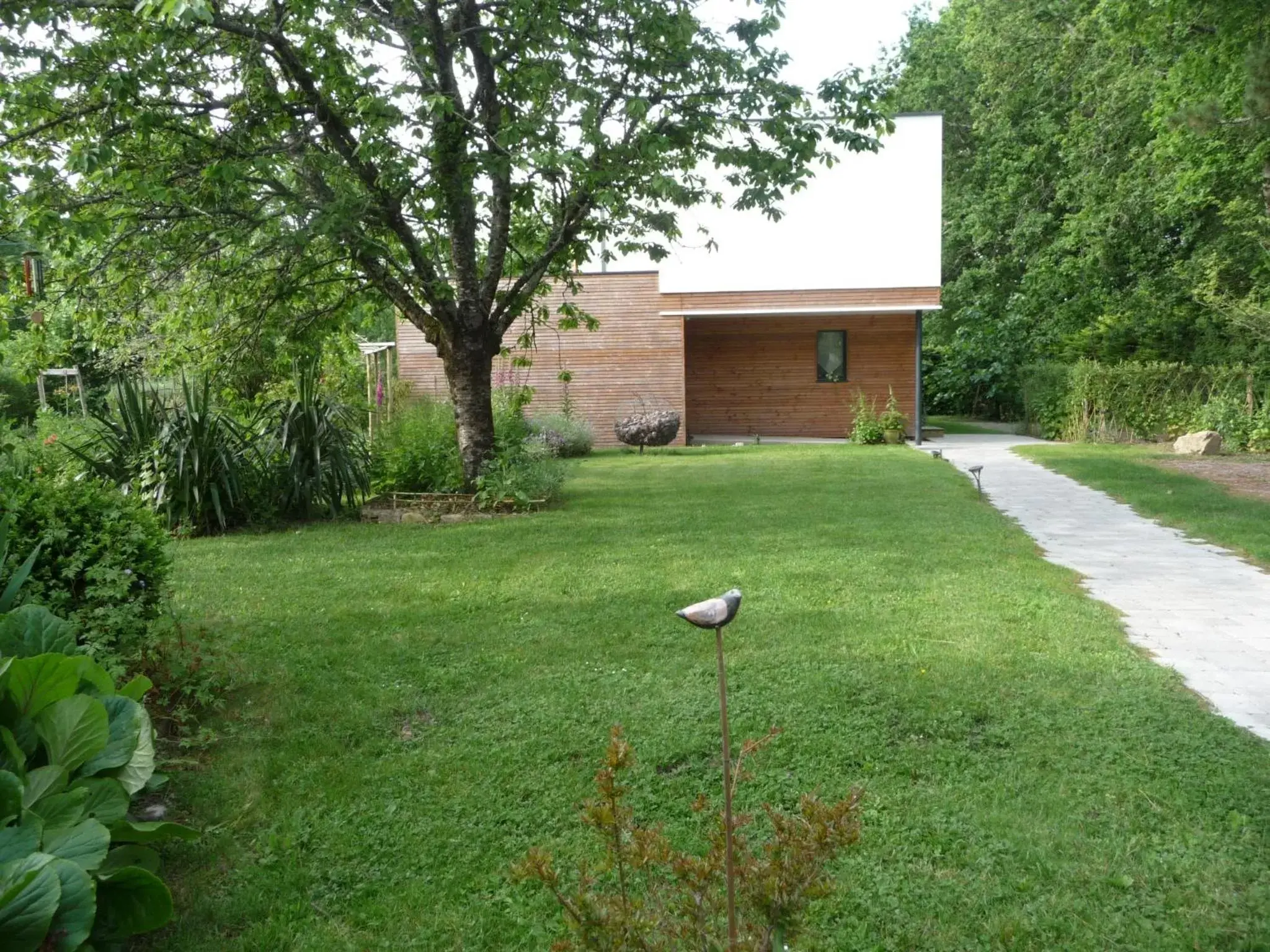 Facade/entrance, Garden in Le Jardin aux Oiseaux