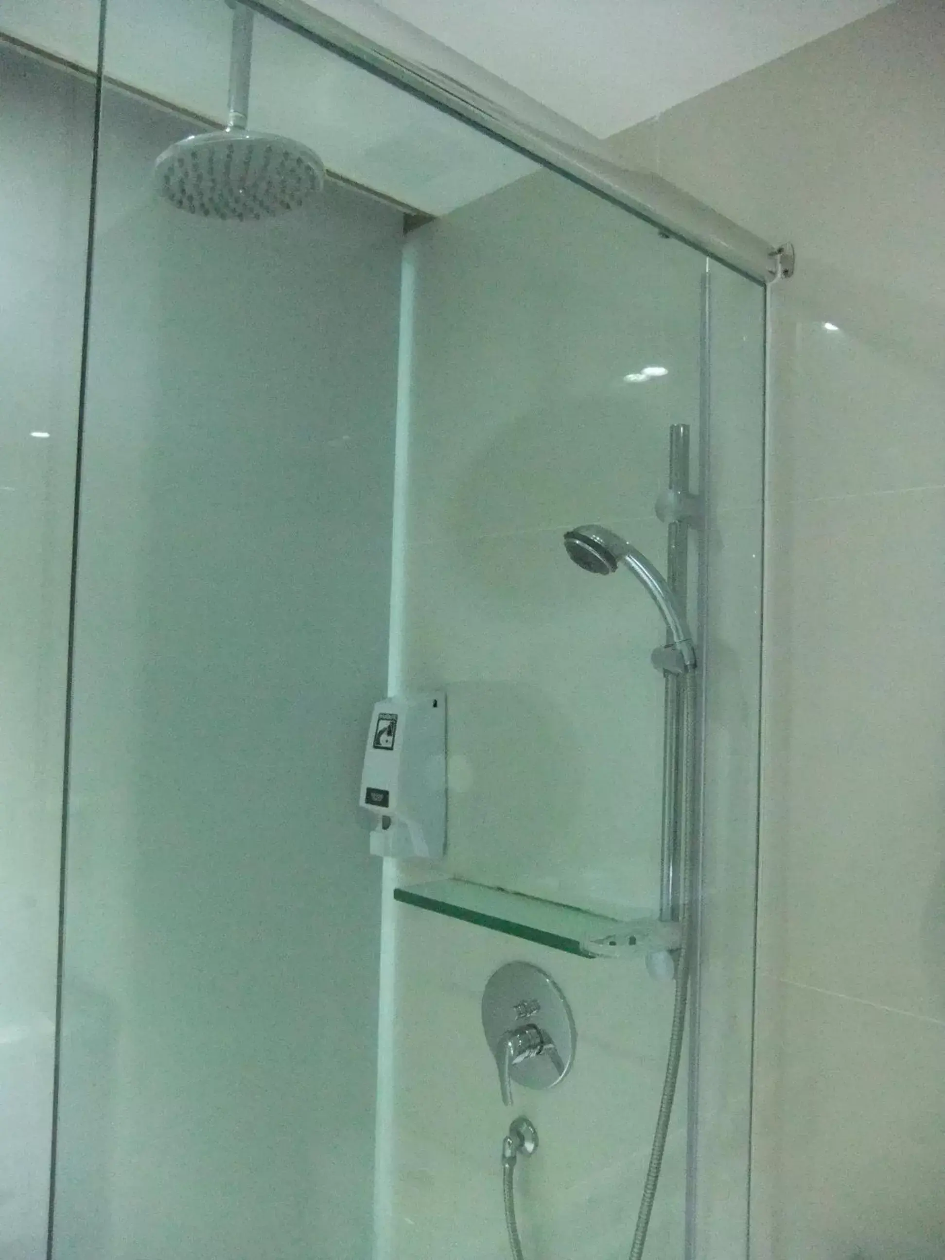 Shower, Bathroom in New Cape Inn