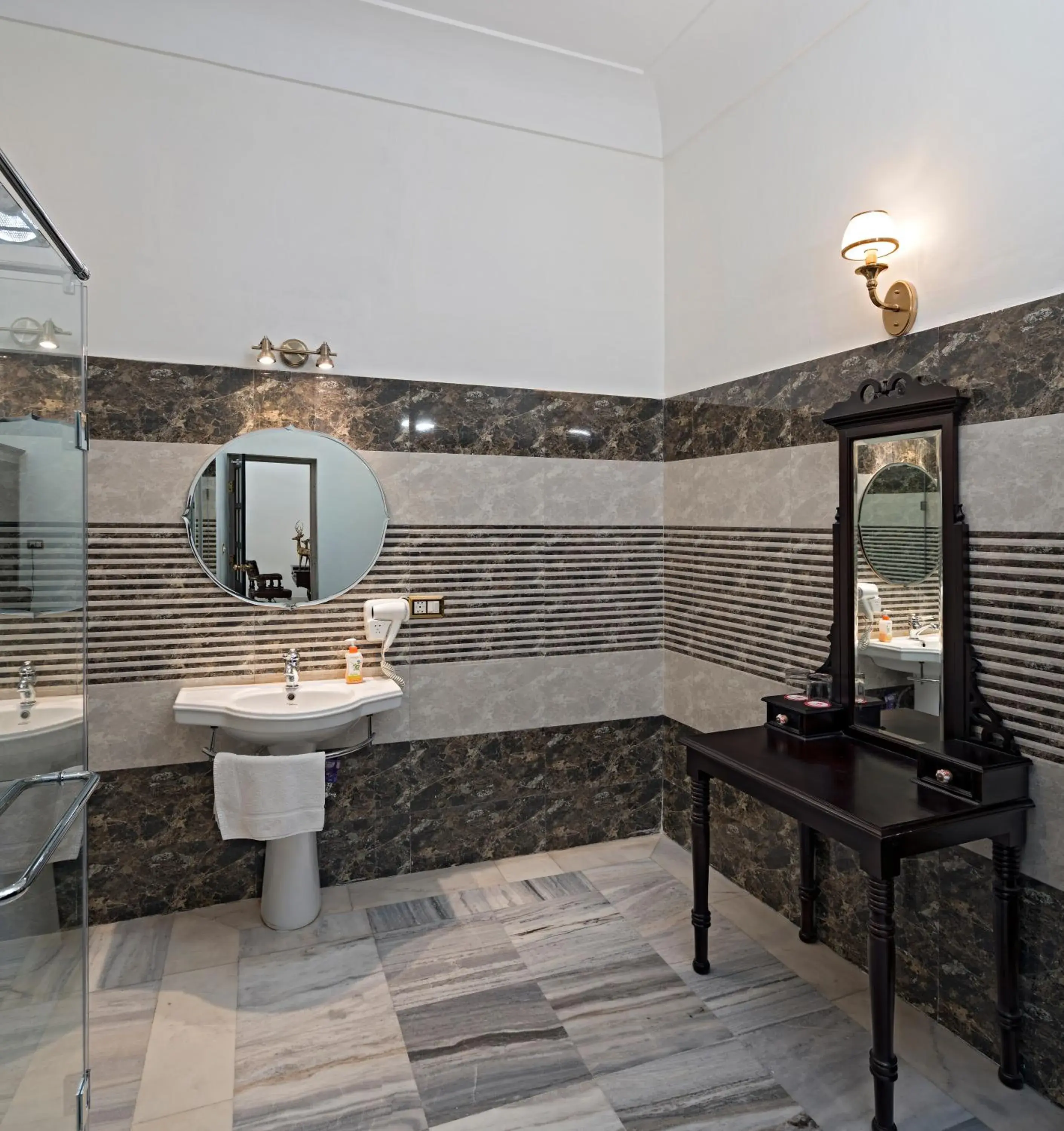 Bathroom in Hotel Narain Niwas Palace