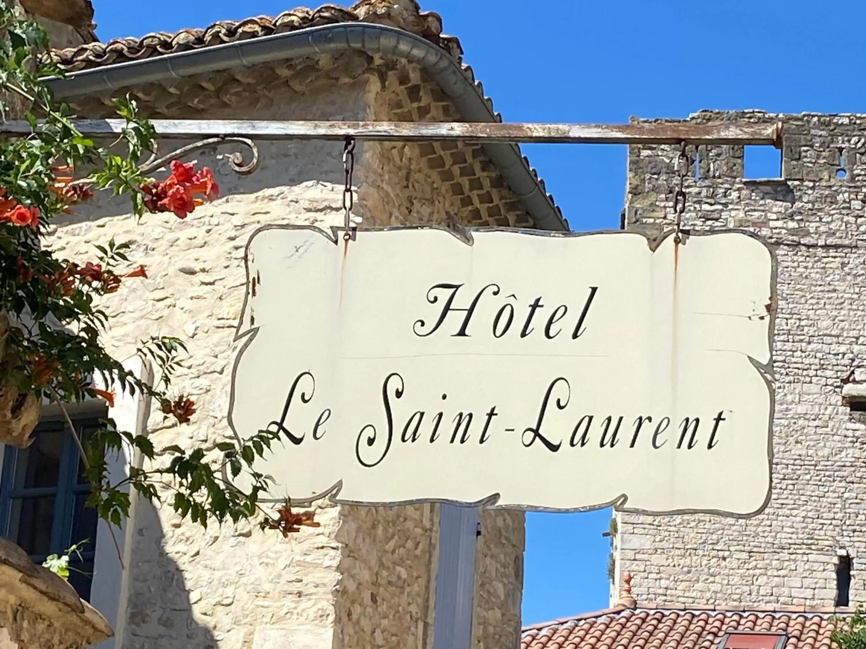 Property logo or sign in Hotel Le Saint Laurent