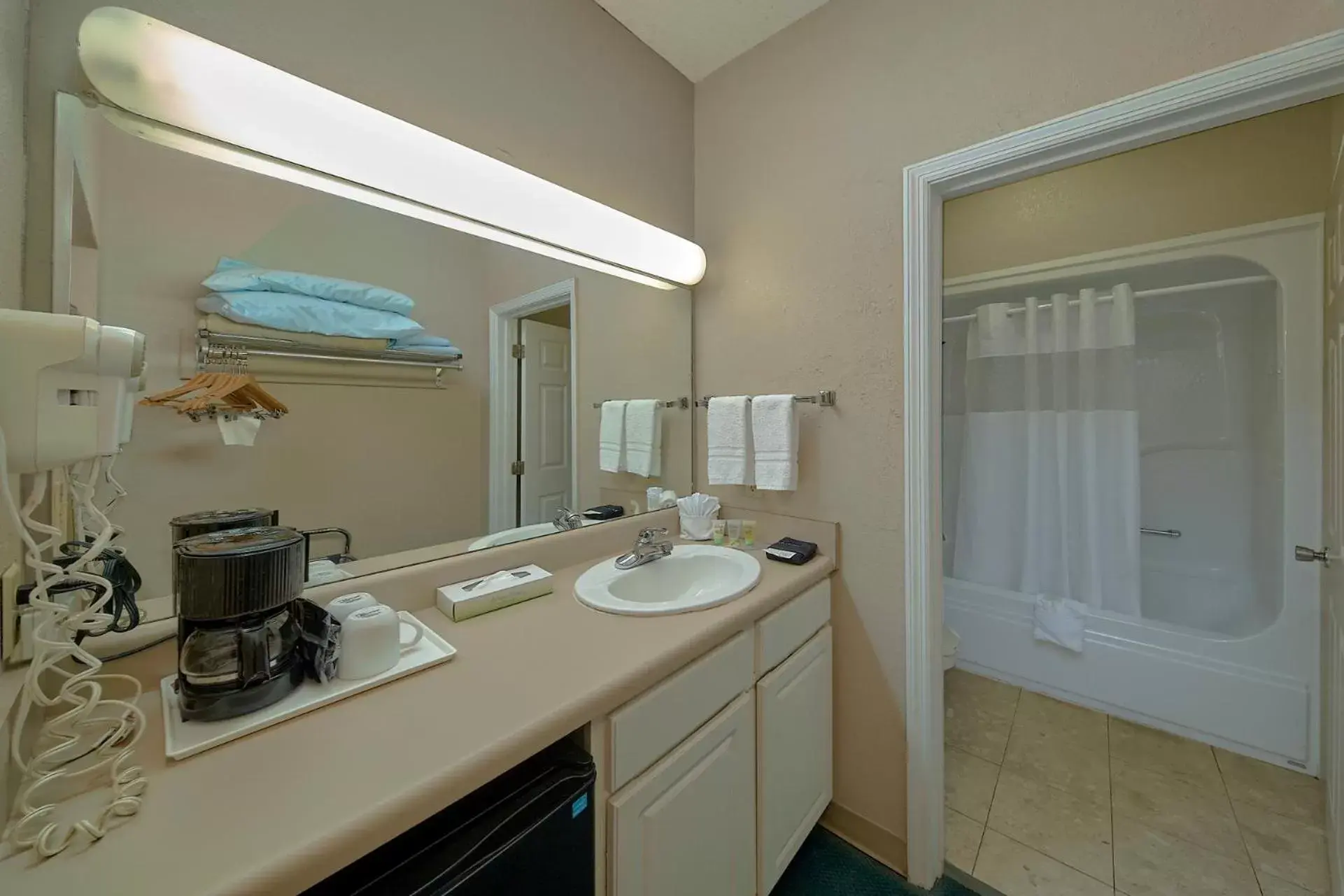 Shower, Bathroom in Sidney James Mountain Lodge