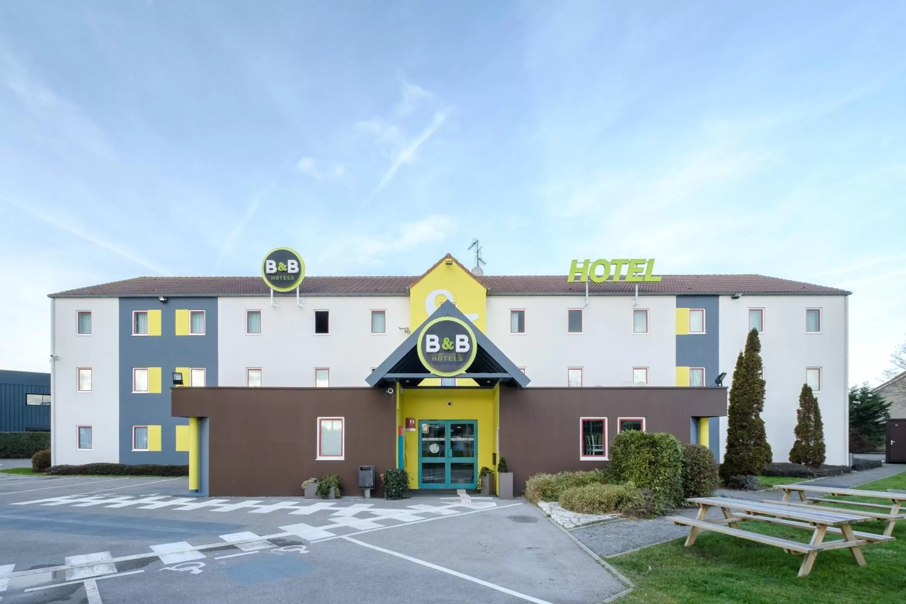 Facade/entrance, Property Building in B&B HOTEL Calais Centre St Pierre