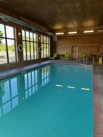 Swimming Pool in Comfort Inn & Suites