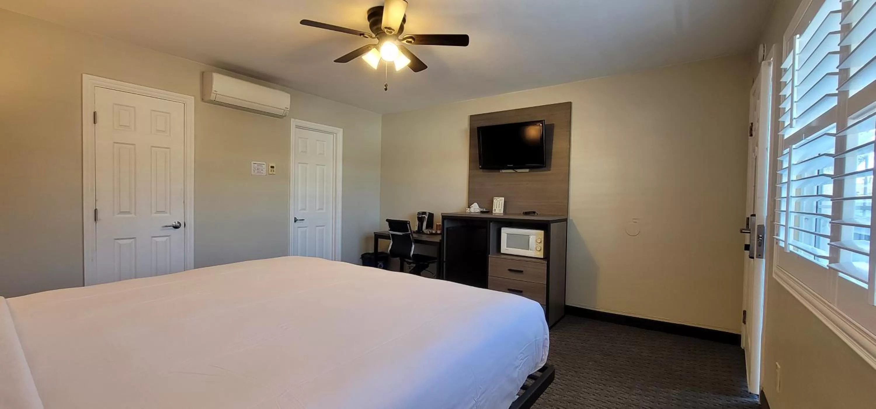 Bed in Beachwalker Inn & Suites