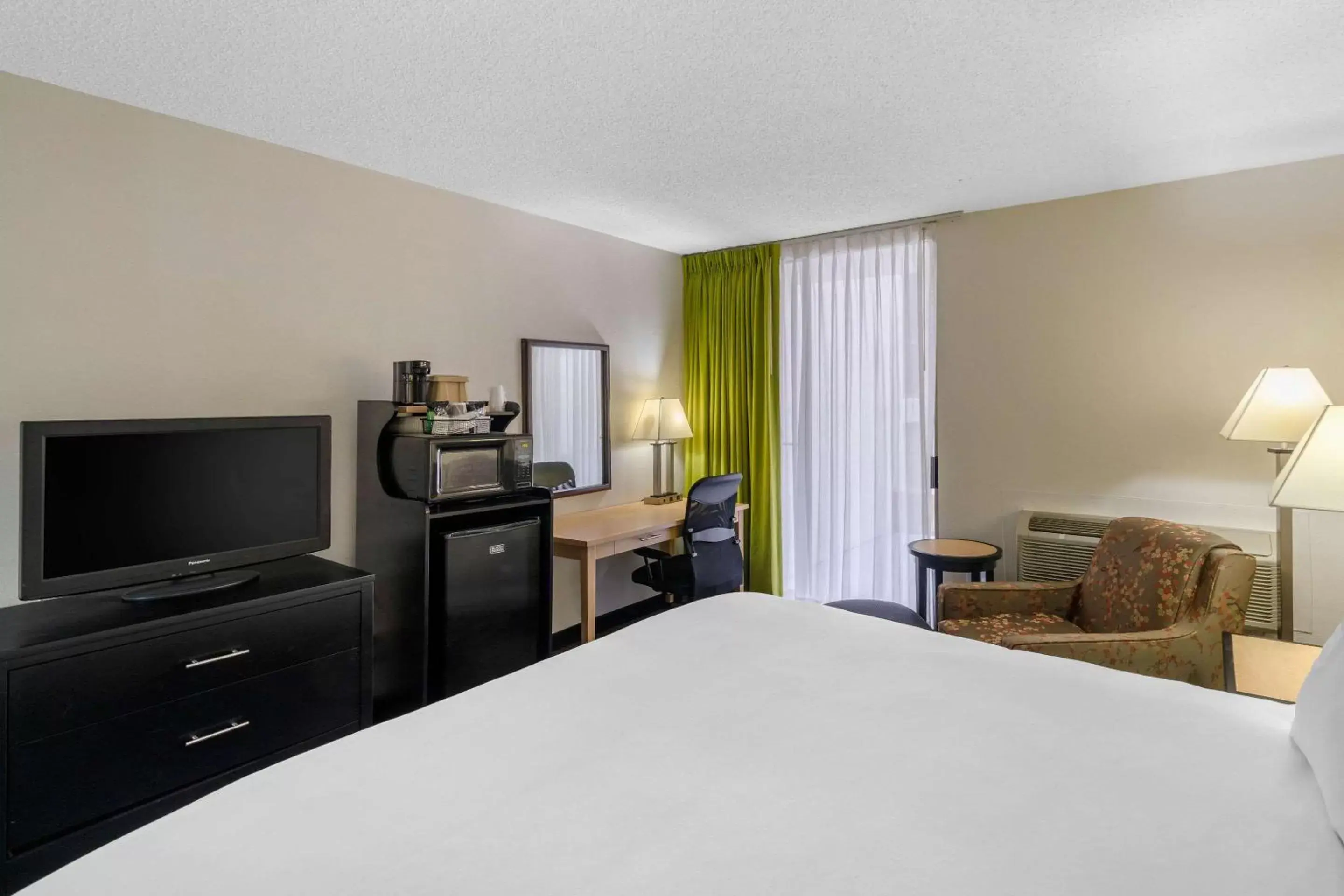 Photo of the whole room, Bed in Quality Inn Tyler - Lindale