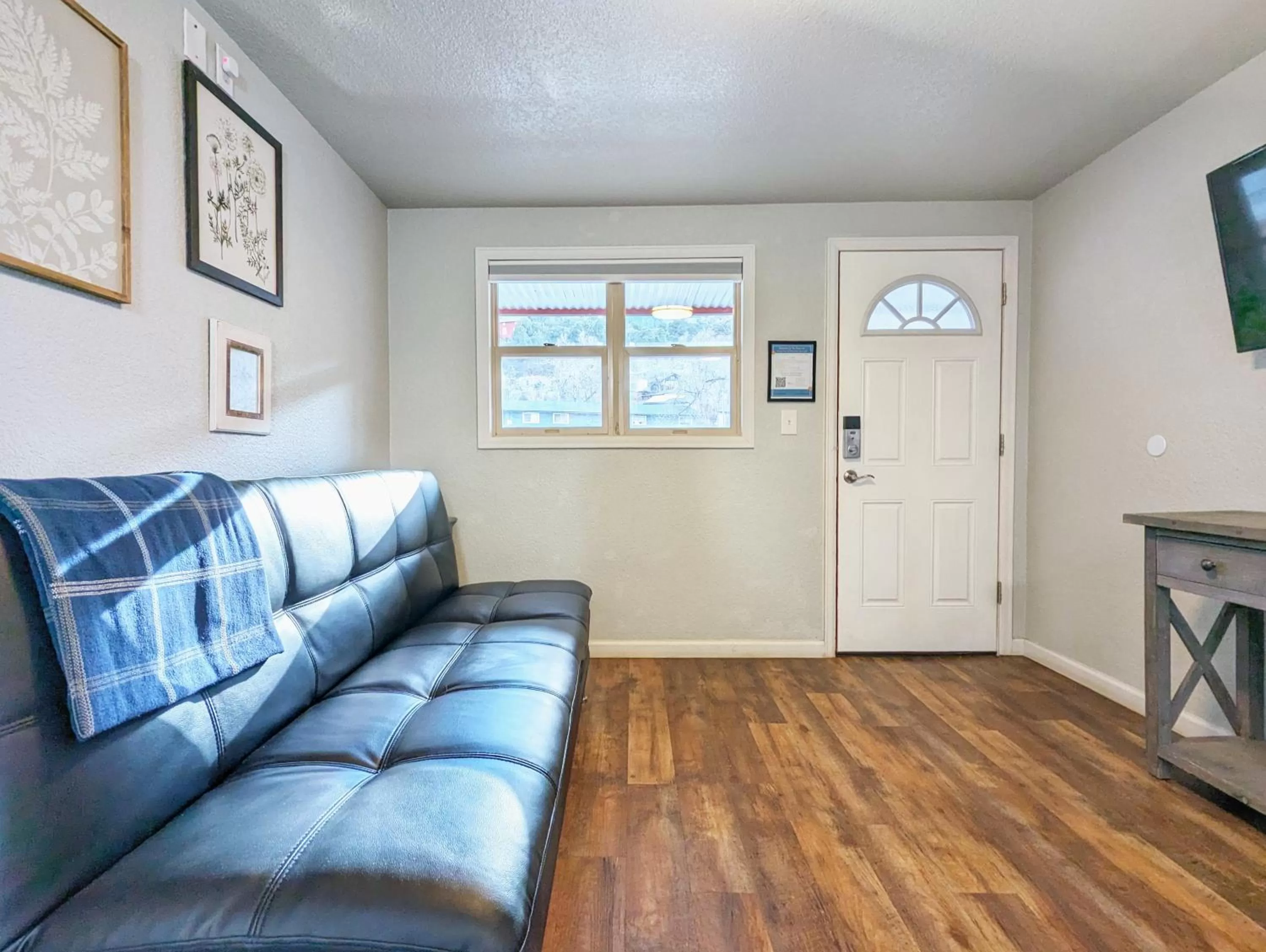 Living room in The Fountain Creek Inn of Manitou Springs
