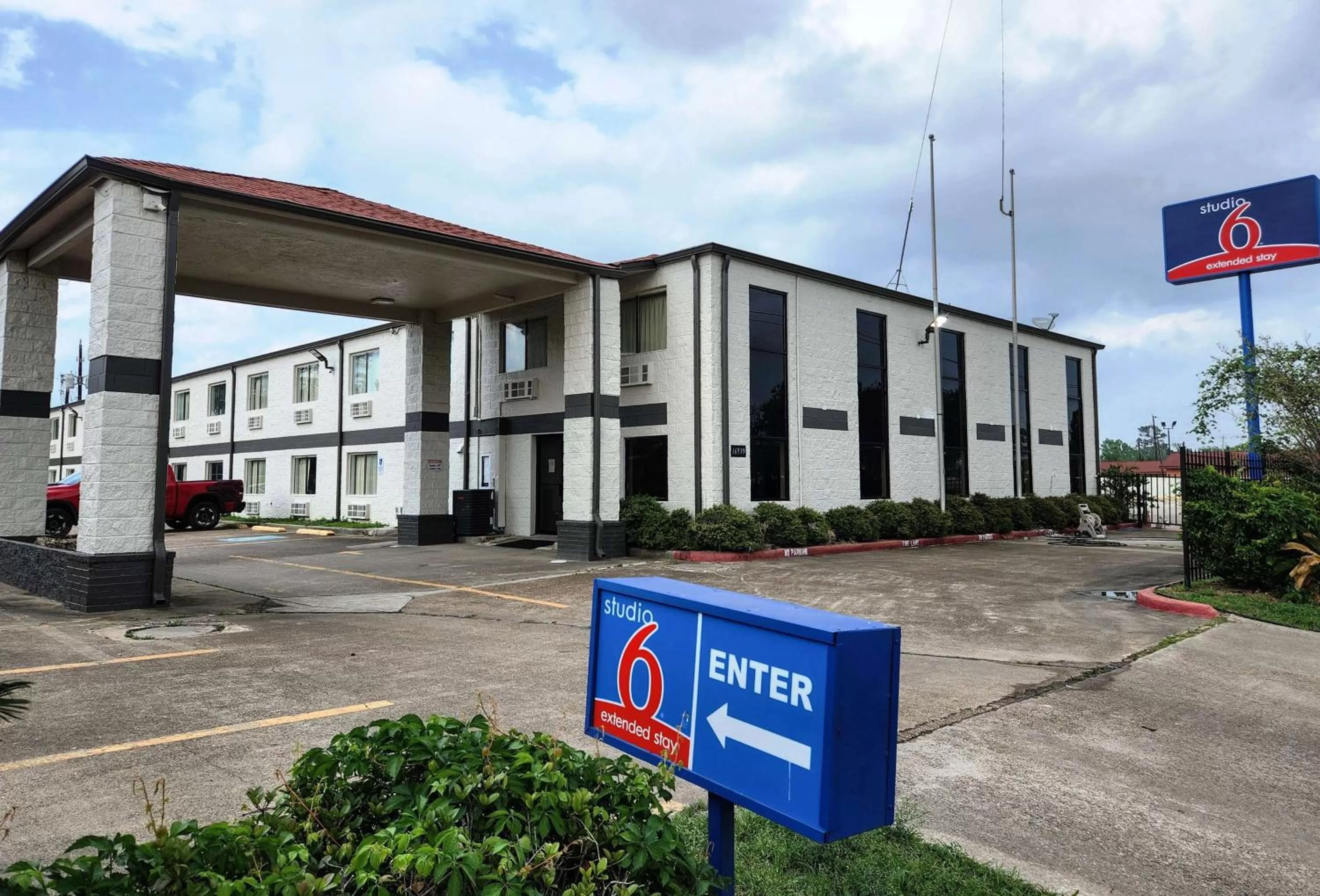 Property building in Studio 6 Channelview TX Baytown West