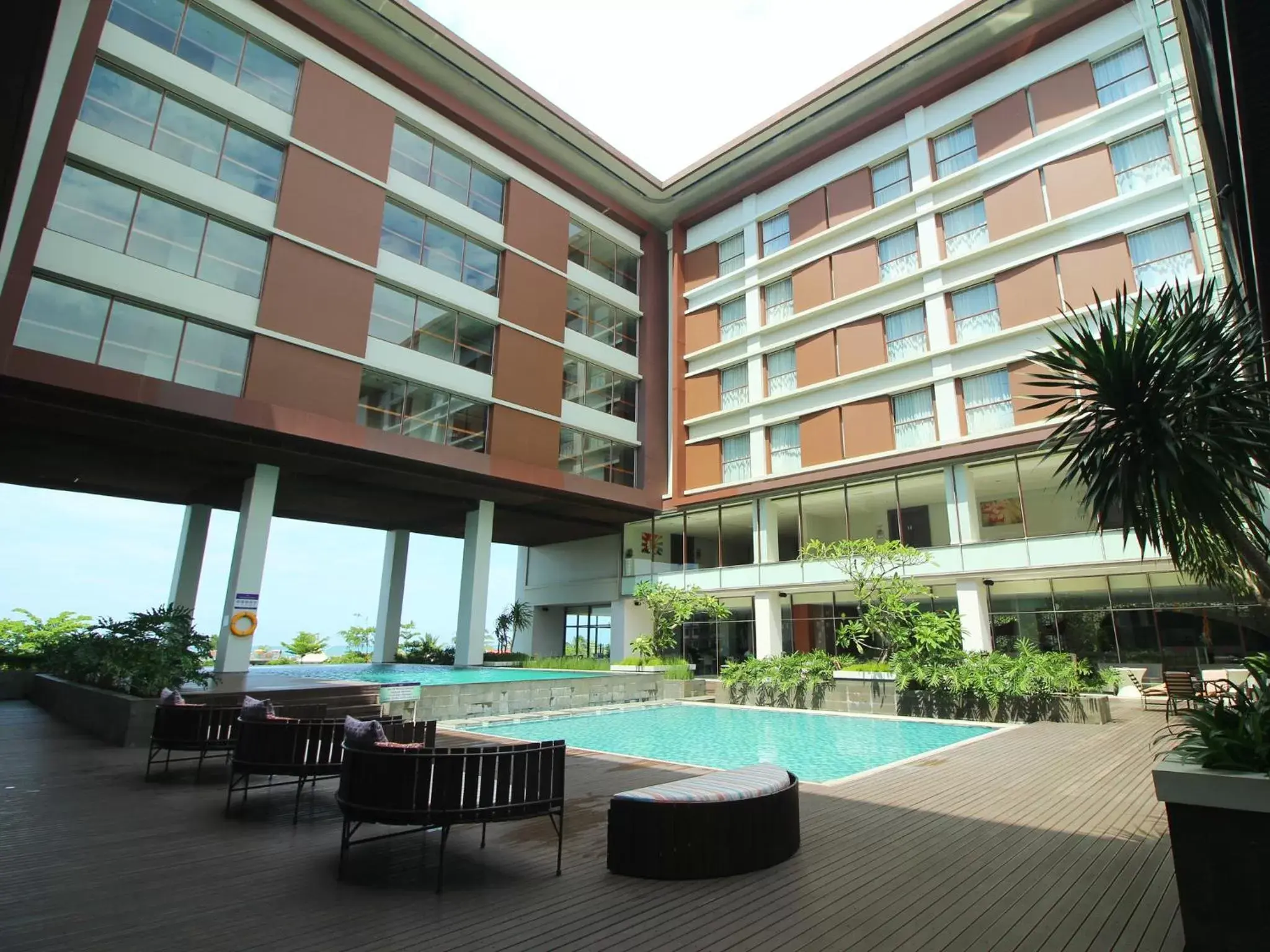 Swimming pool, Restaurant/Places to Eat in Mercure Padang