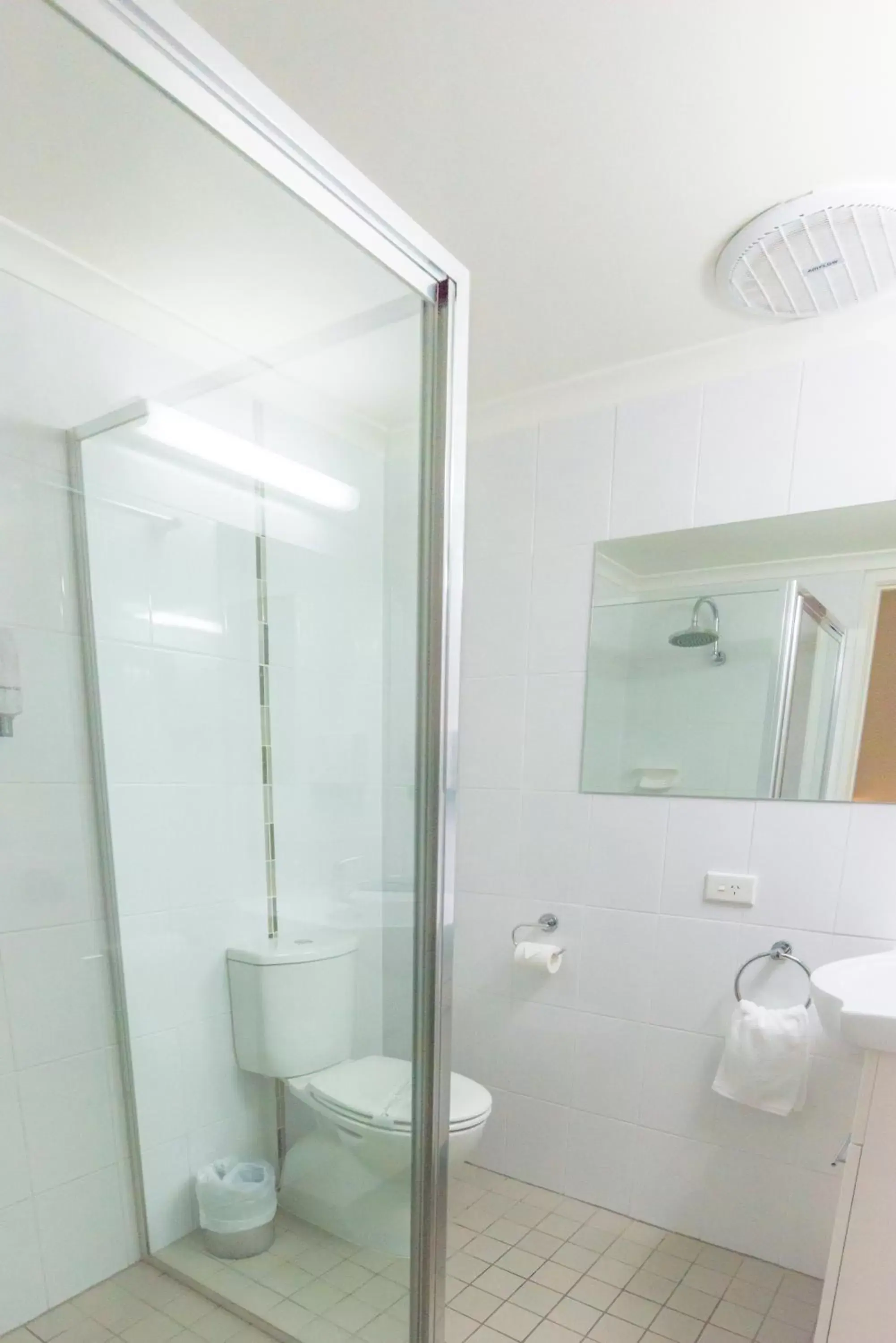 Shower, Bathroom in Sapphire Waters Motor Inn