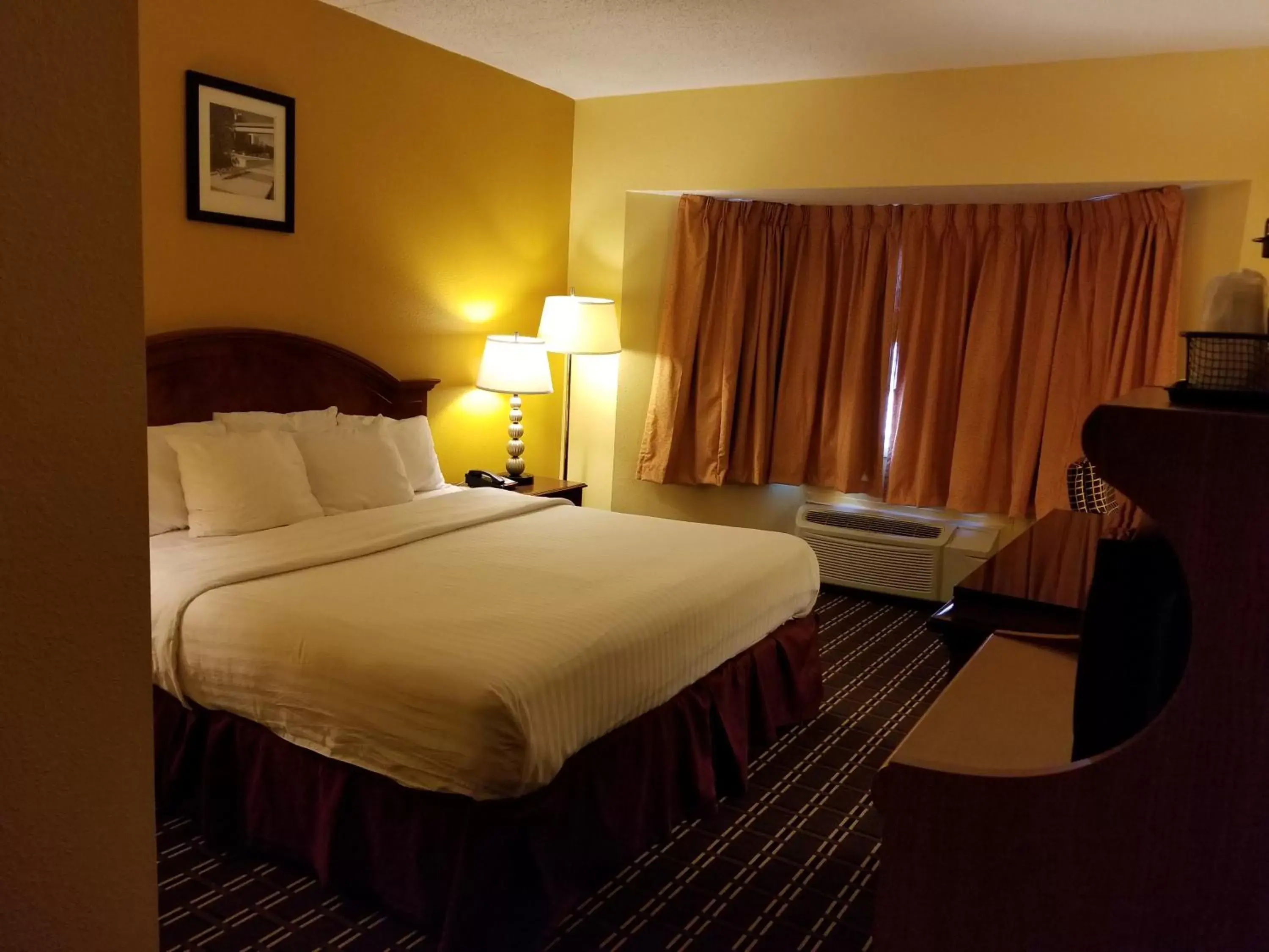 Bed in Comstock Inn & Conference Center