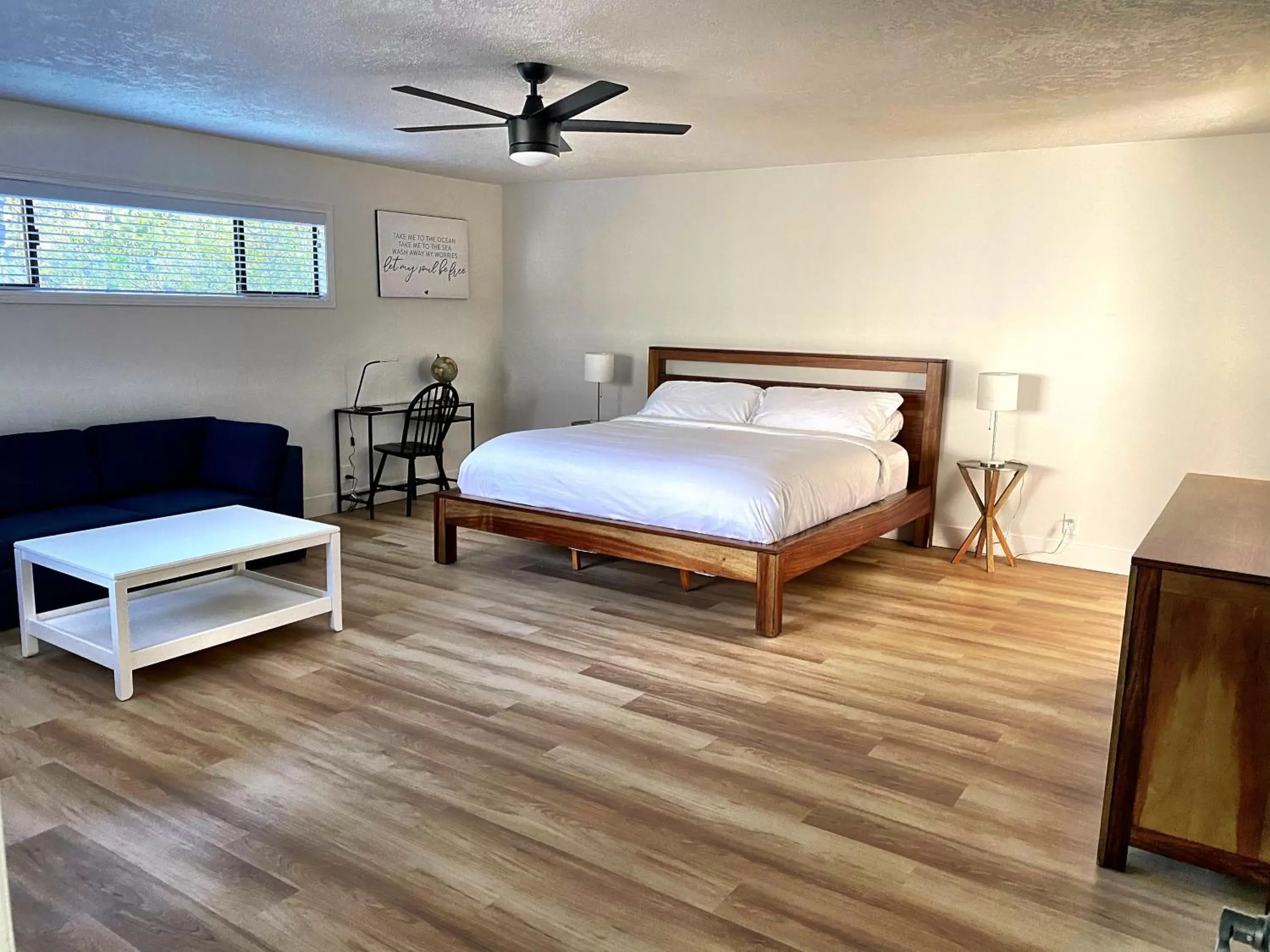 Bedroom, Bed in San Dune Inn