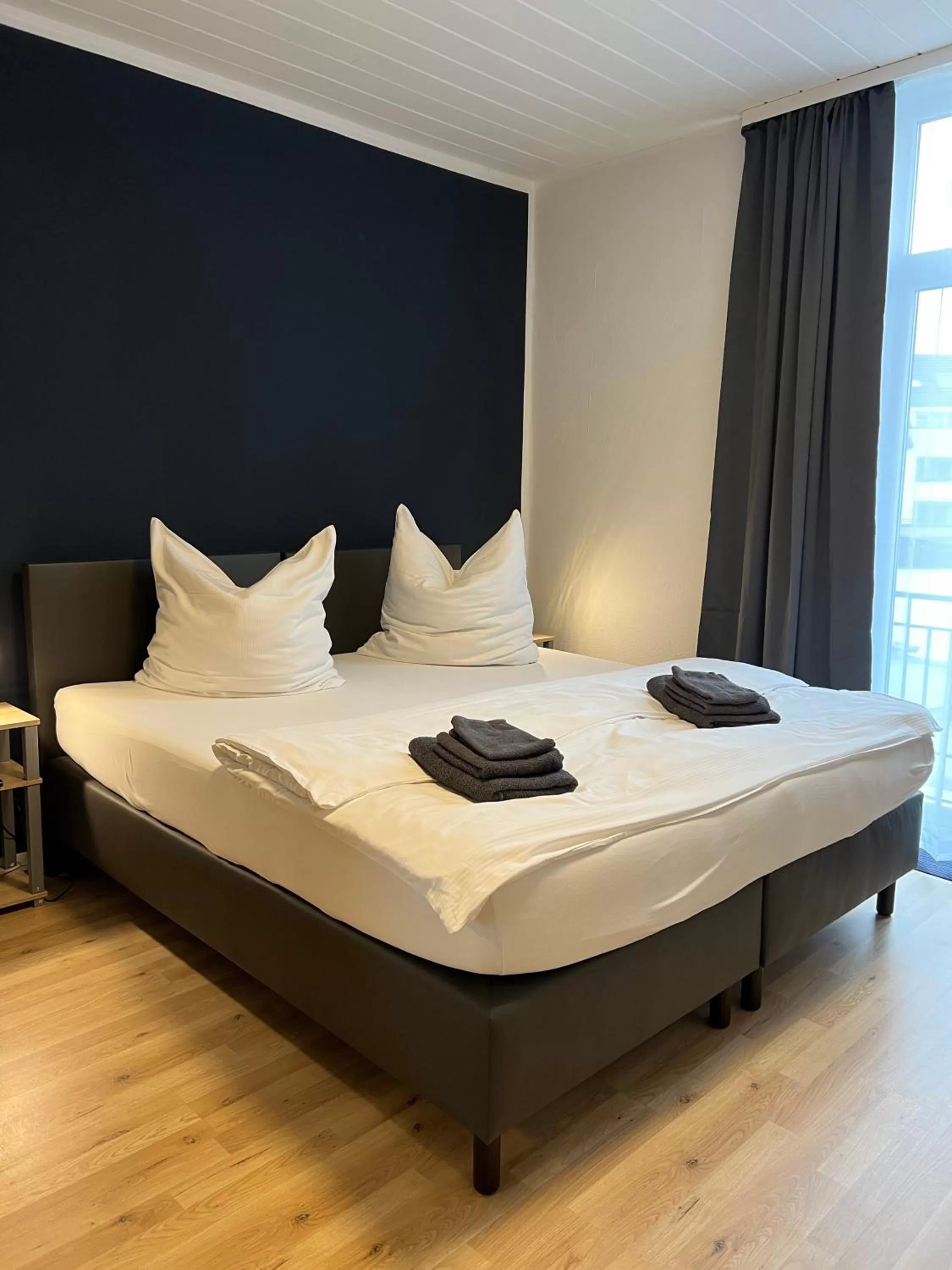 Photo of the whole room, Bed in Hotel Monopol