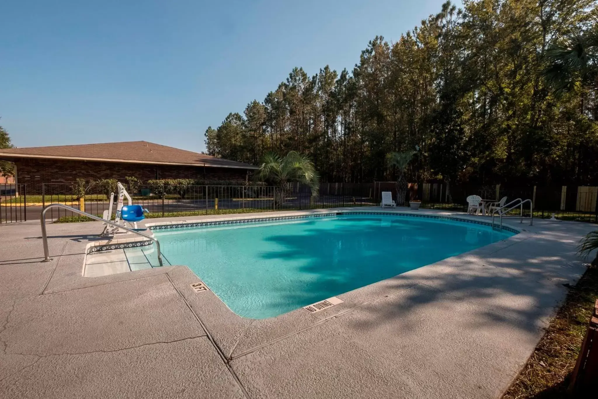 Swimming Pool in Red Roof Inn Baldwin