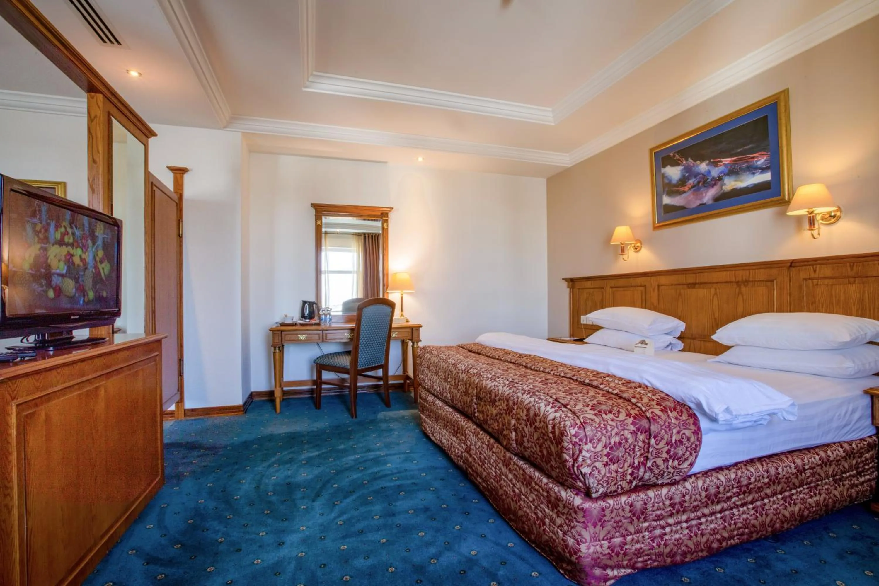 Photo of the whole room, Bed in Bristol Hotel