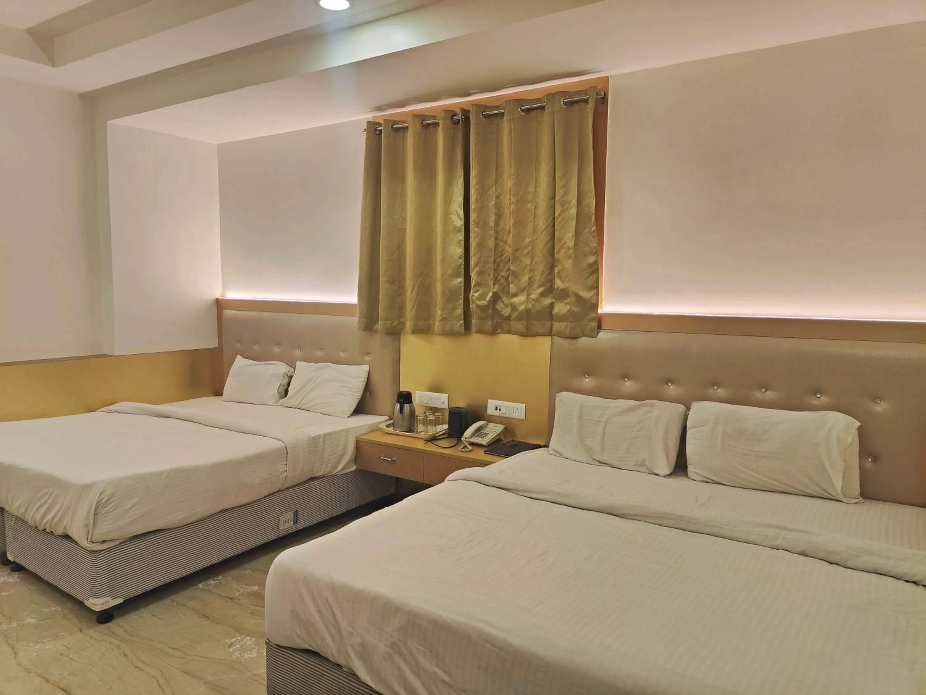 Bedroom, Bed in Hotel Nirmal Mahal - Paharganj - New Delhi