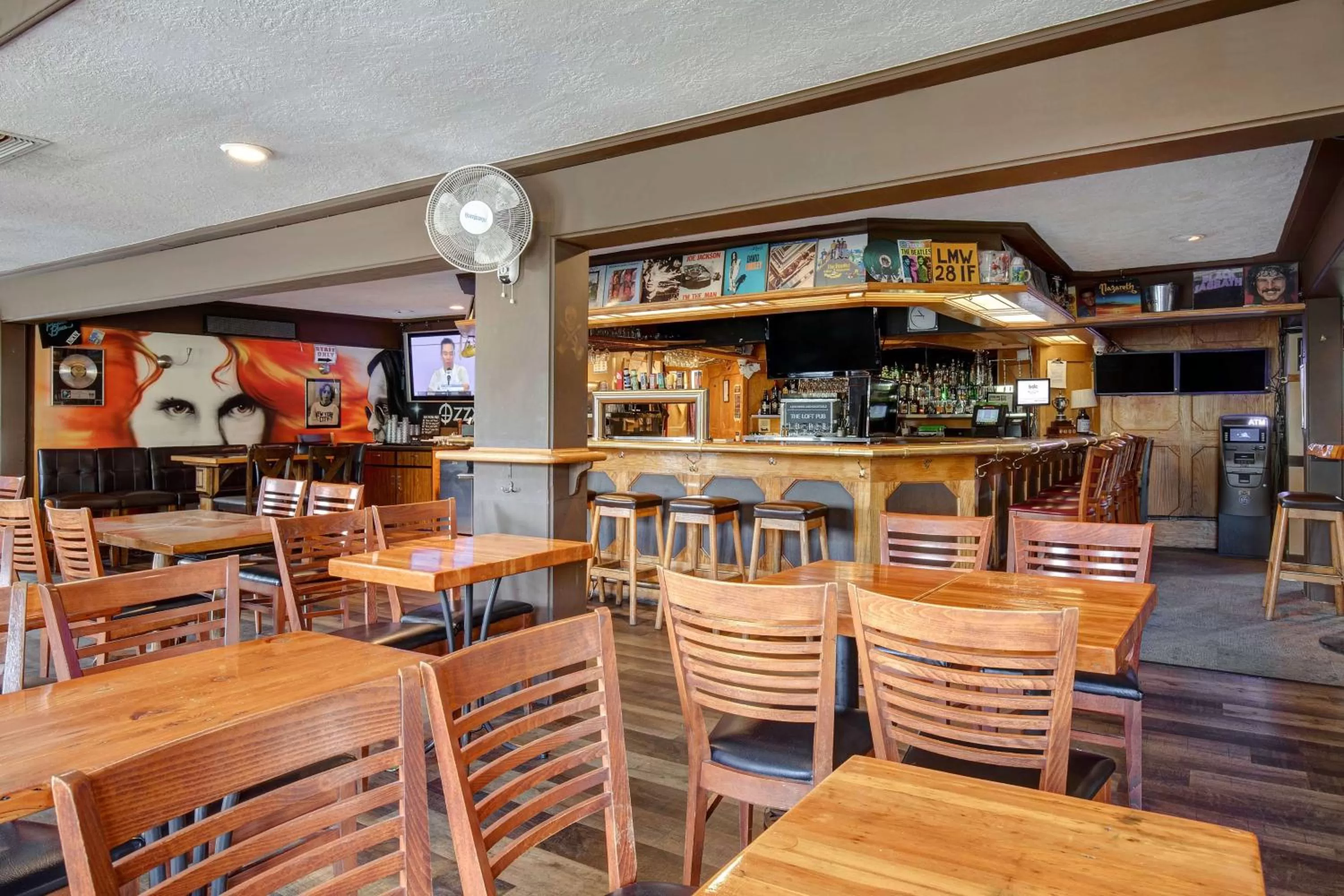 Restaurant/places to eat in Days Inn by Wyndham Victoria Uptown