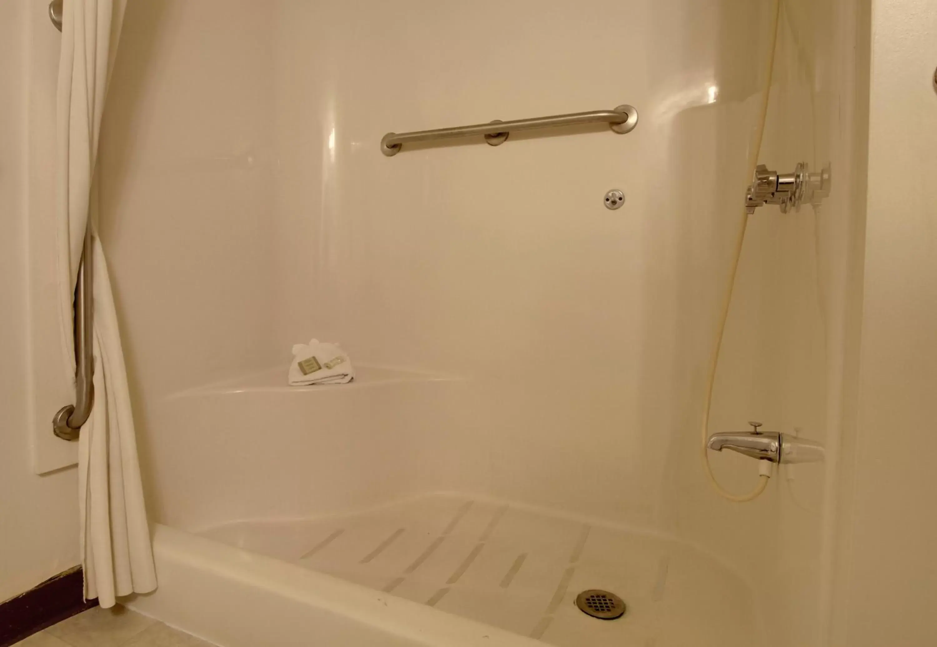 Shower, Bathroom in Super 8 by Wyndham Keokuk