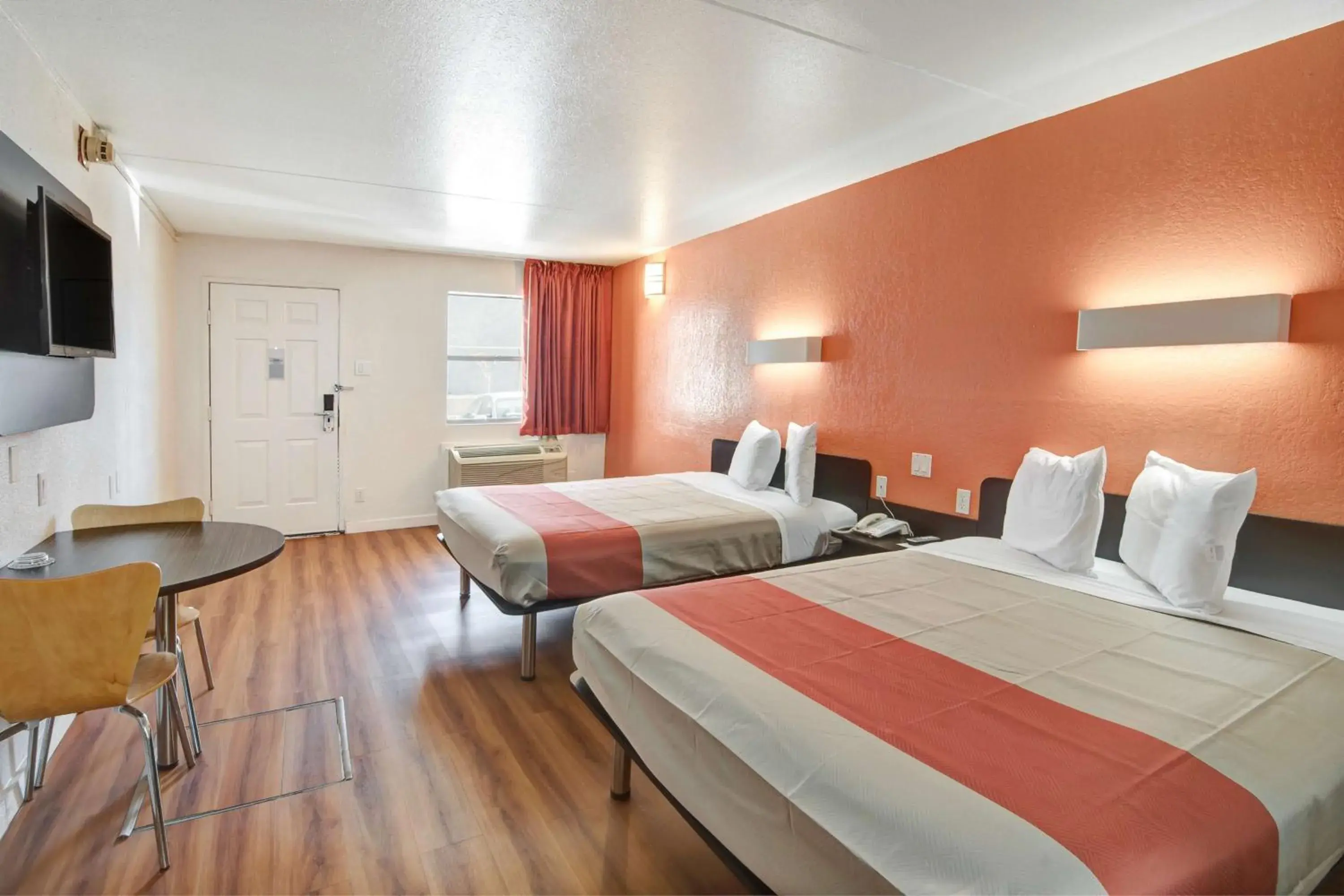 TV and multimedia, Room Photo in Motel 6-Dallas, TX - Forest Lane