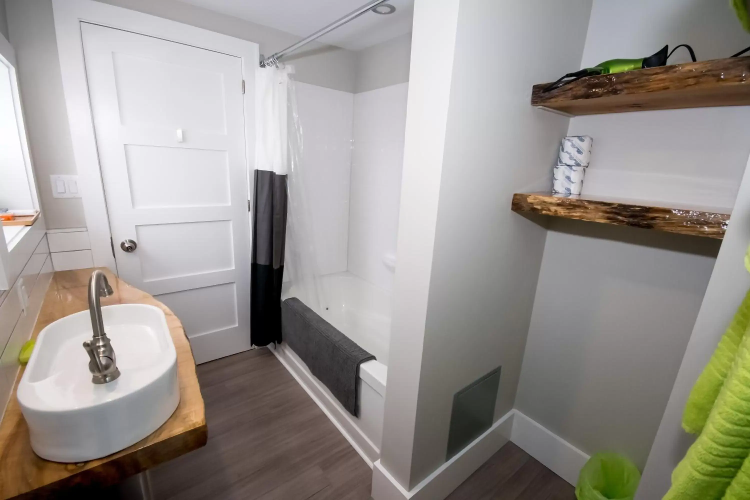 Shower, Bathroom in Morel Executive Suites