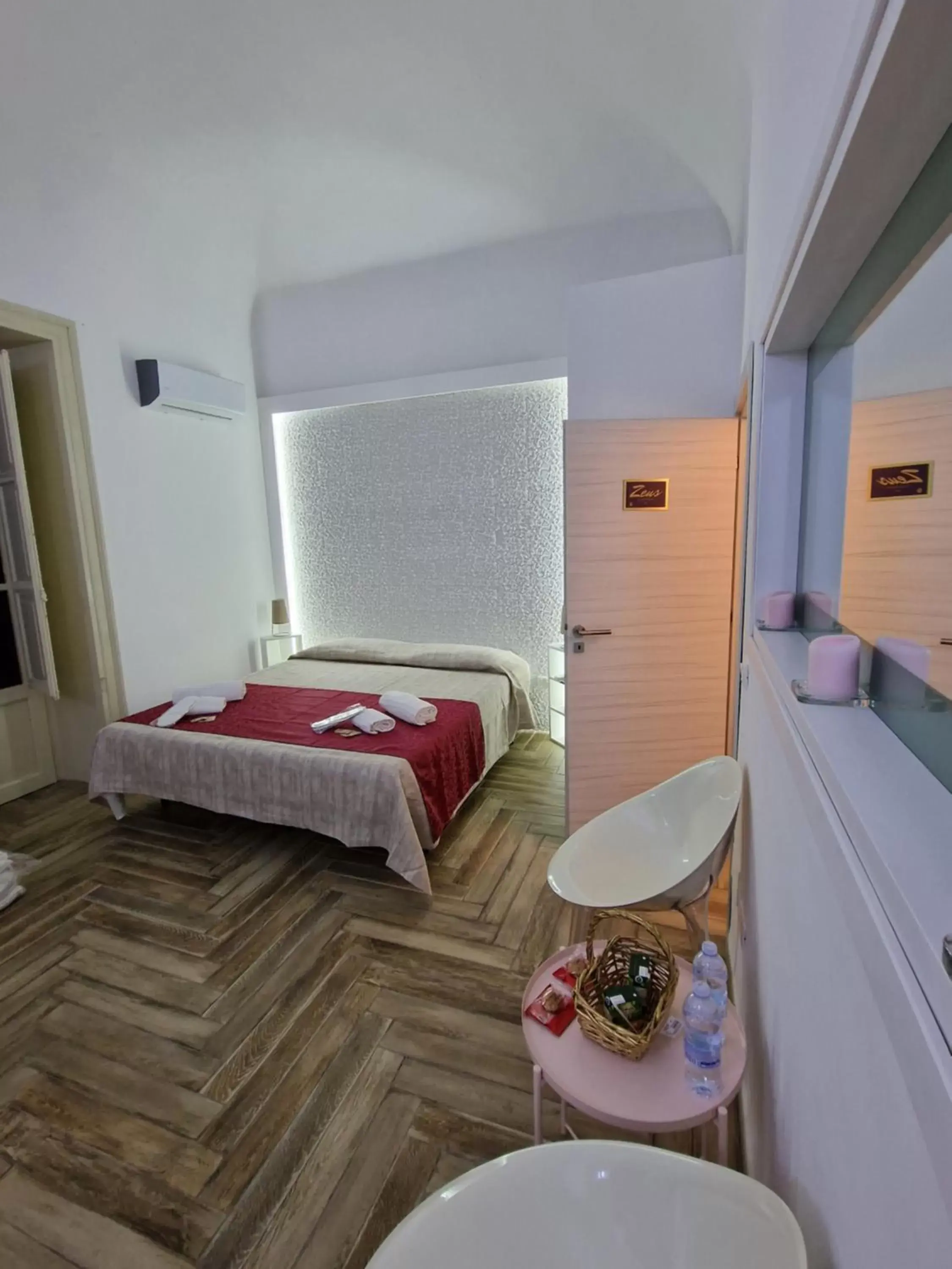 Photo of the whole room, Bed in Calypso Il Binario Elegance