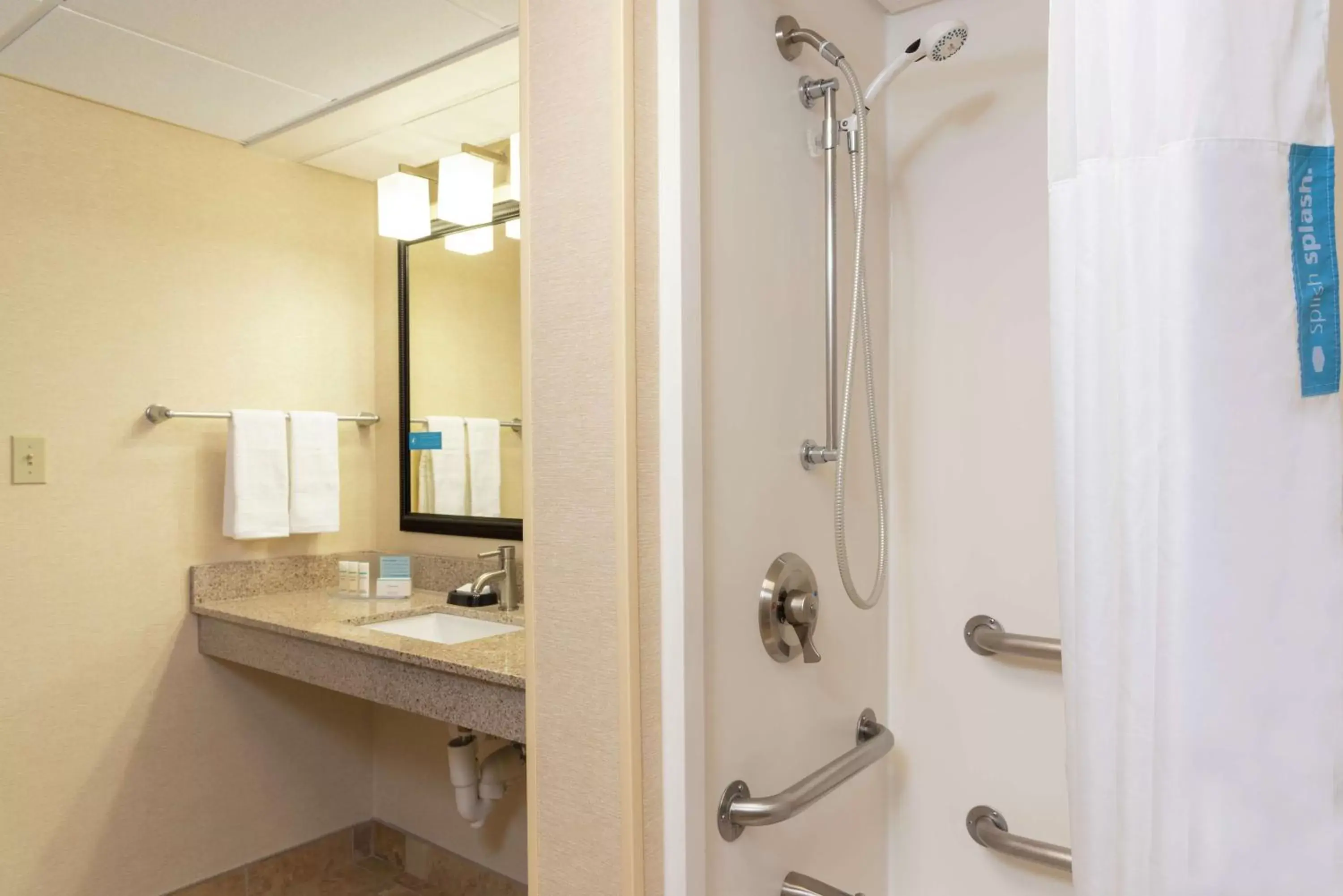 Bathroom in Hampton Inn & Suites Cleveland-Airport/Middleburg Heights