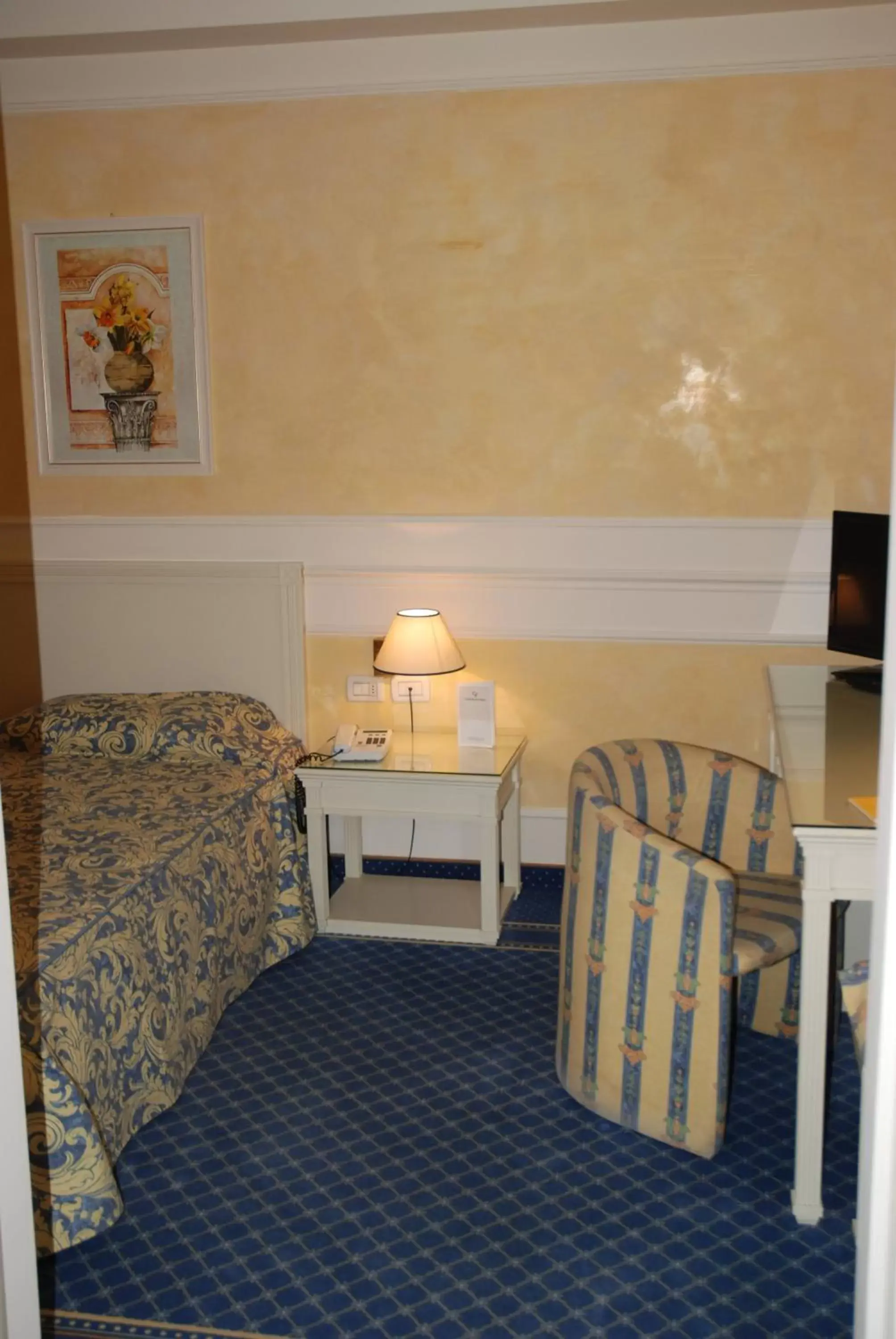 Photo of the whole room, Bed in Hotel Continental Brescia