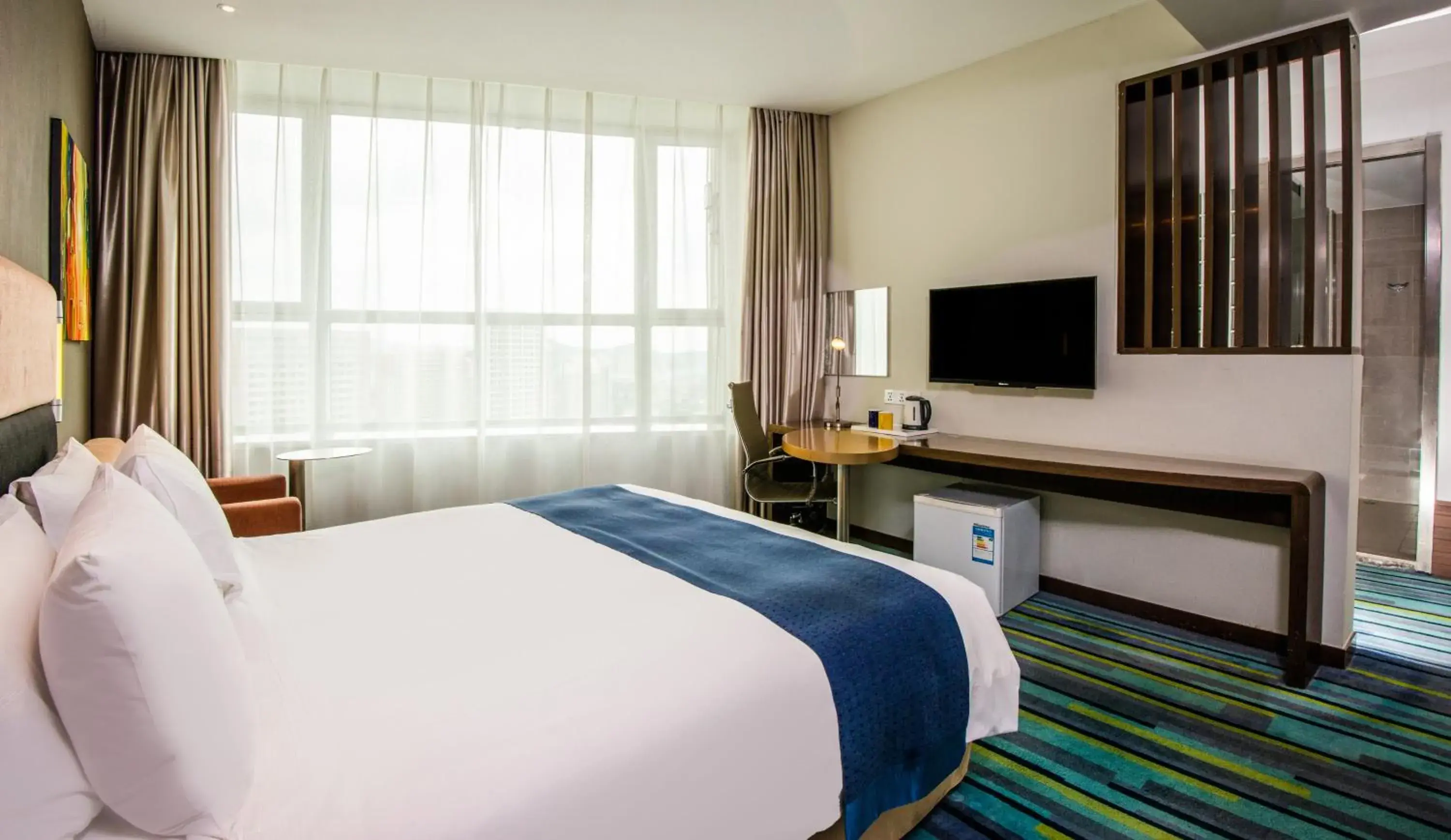 Photo of the whole room, Bed in Holiday Inn Express Weihai Hi-Tech Zone, an IHG Hotel