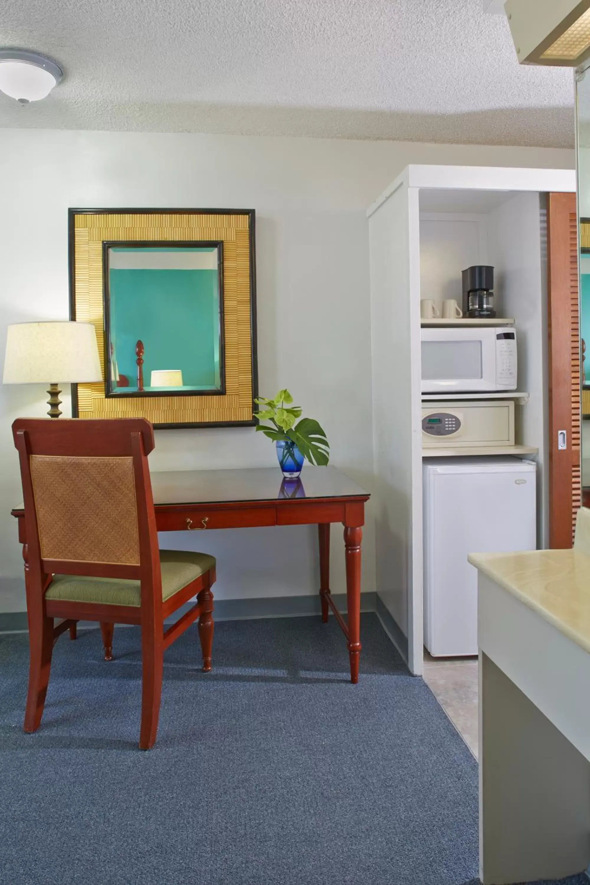 Kitchen or kitchenette, Seating Area in Pagoda Hotel