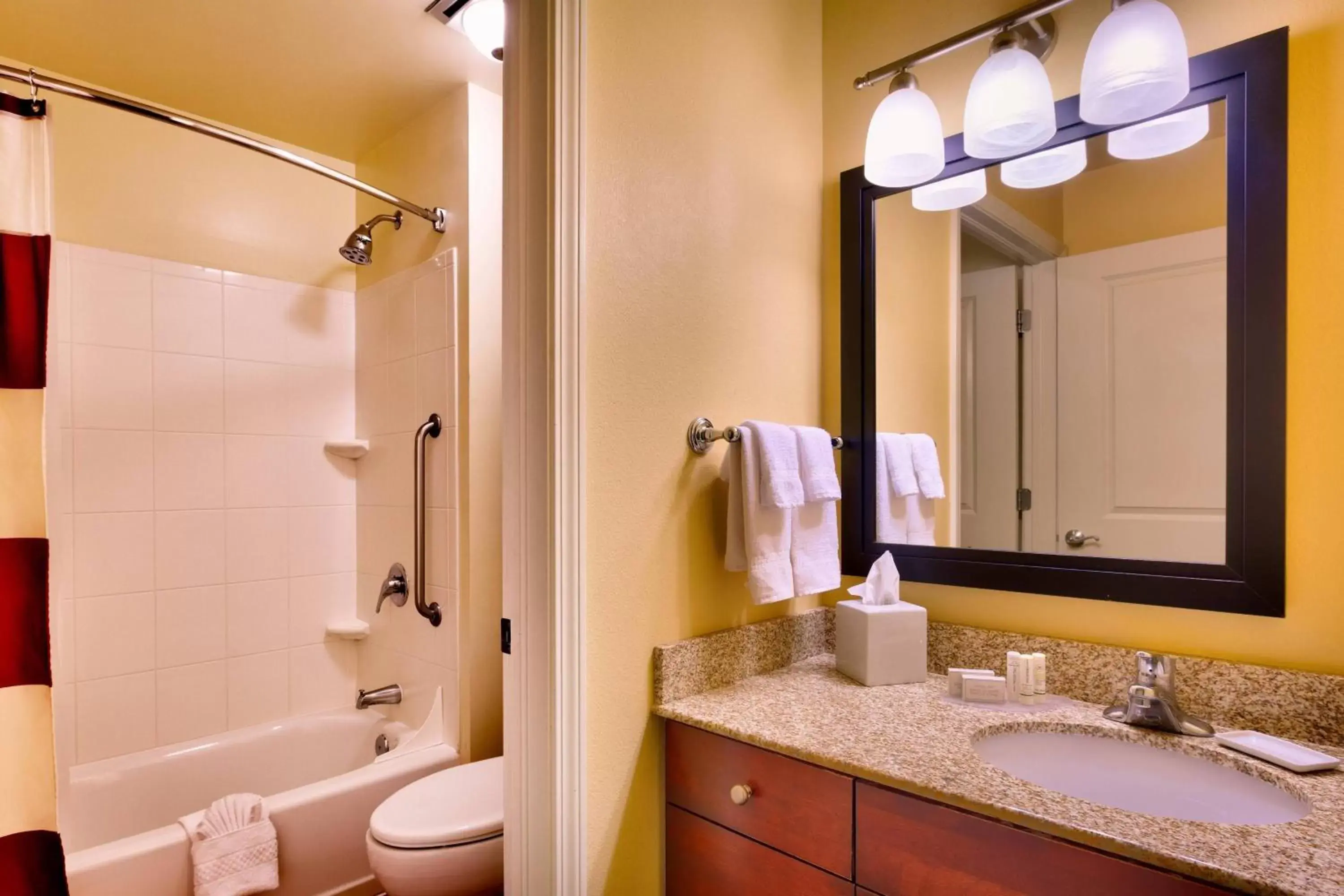 Bathroom in TownePlace Suites Boise West / Meridian