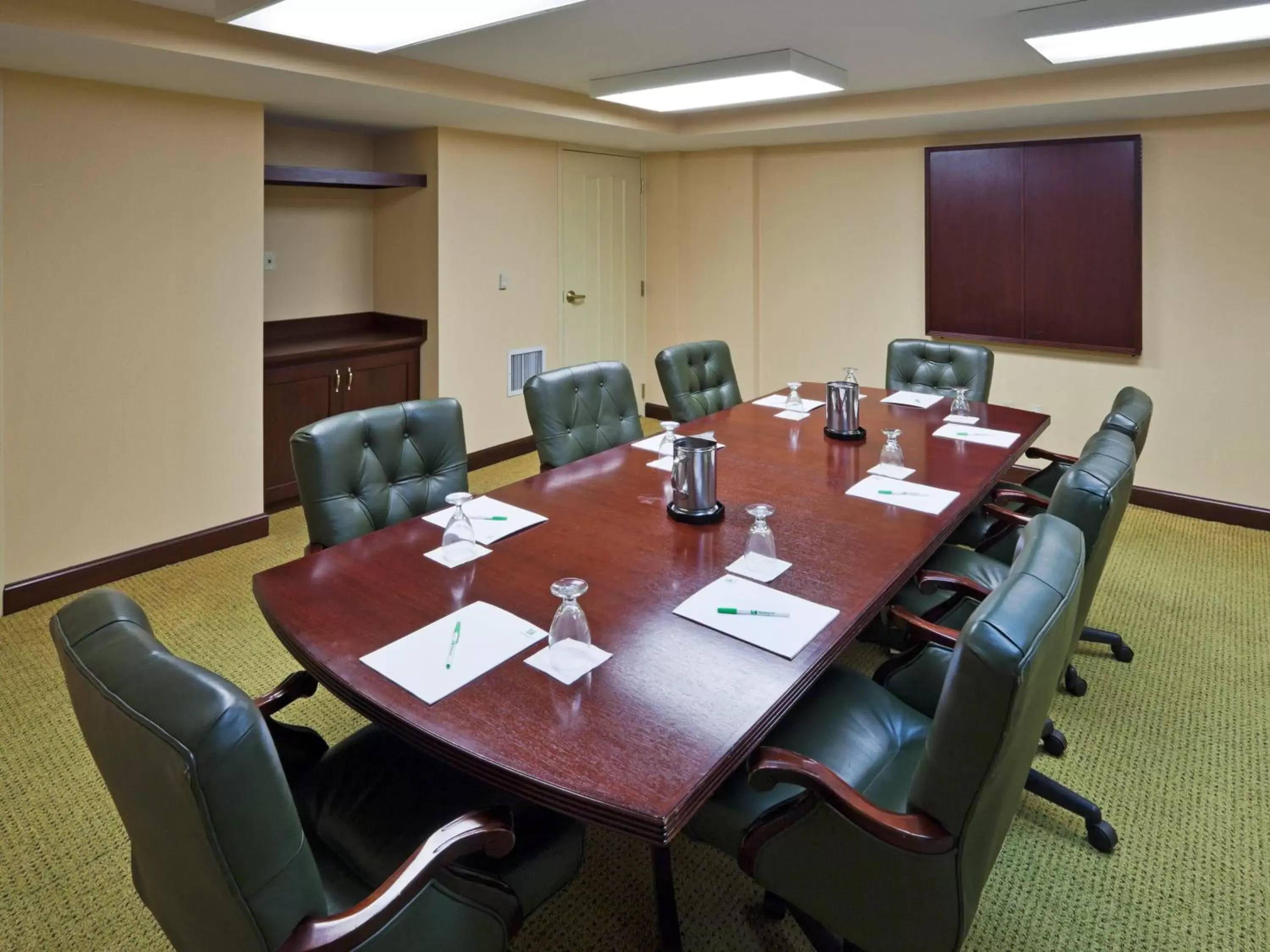 Meeting/conference room in Holiday Inn Chantilly-Dulles Expo Airport, an IHG Hotel