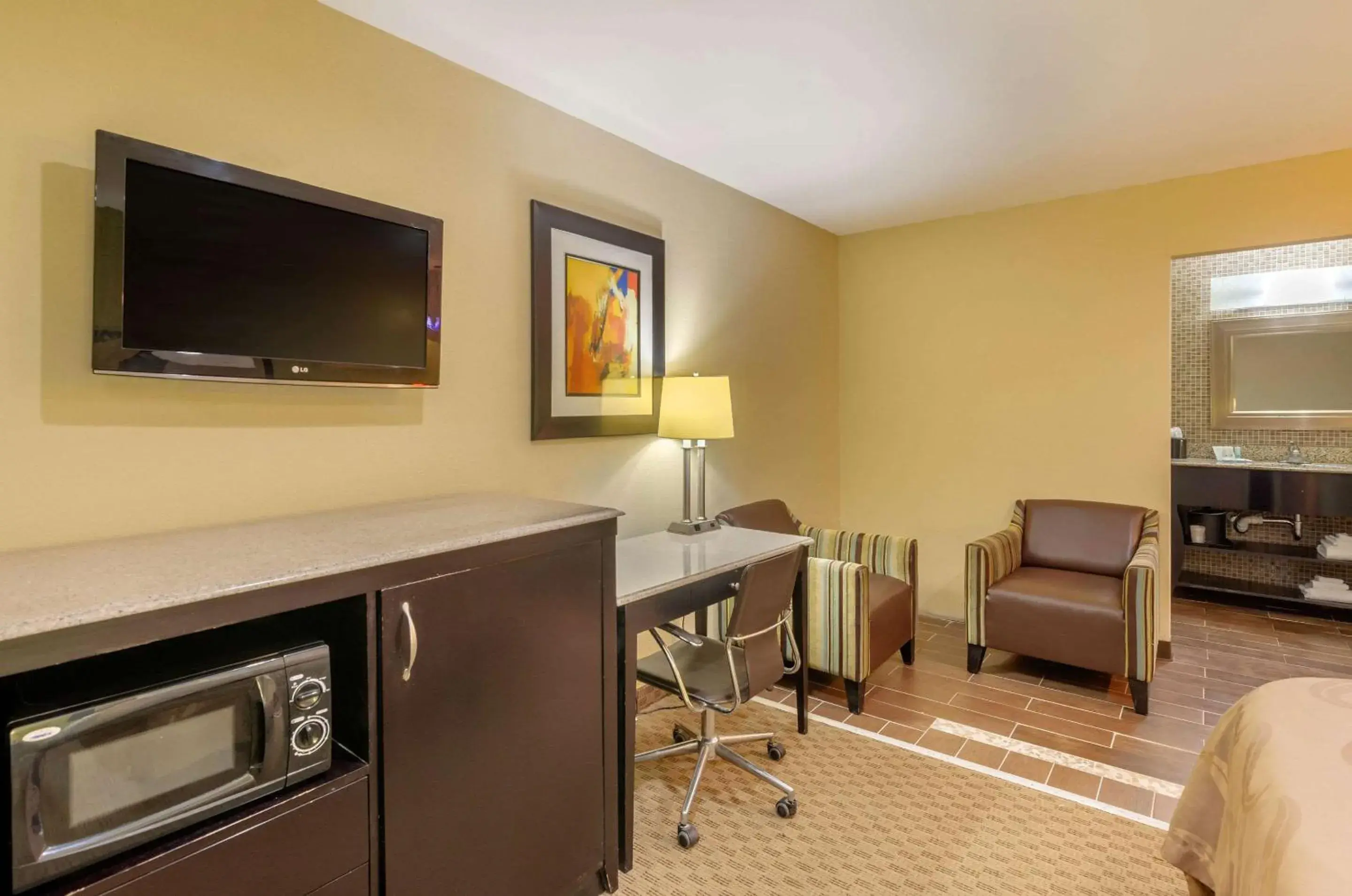 Photo of the whole room, TV/Entertainment Center in Quality Inn