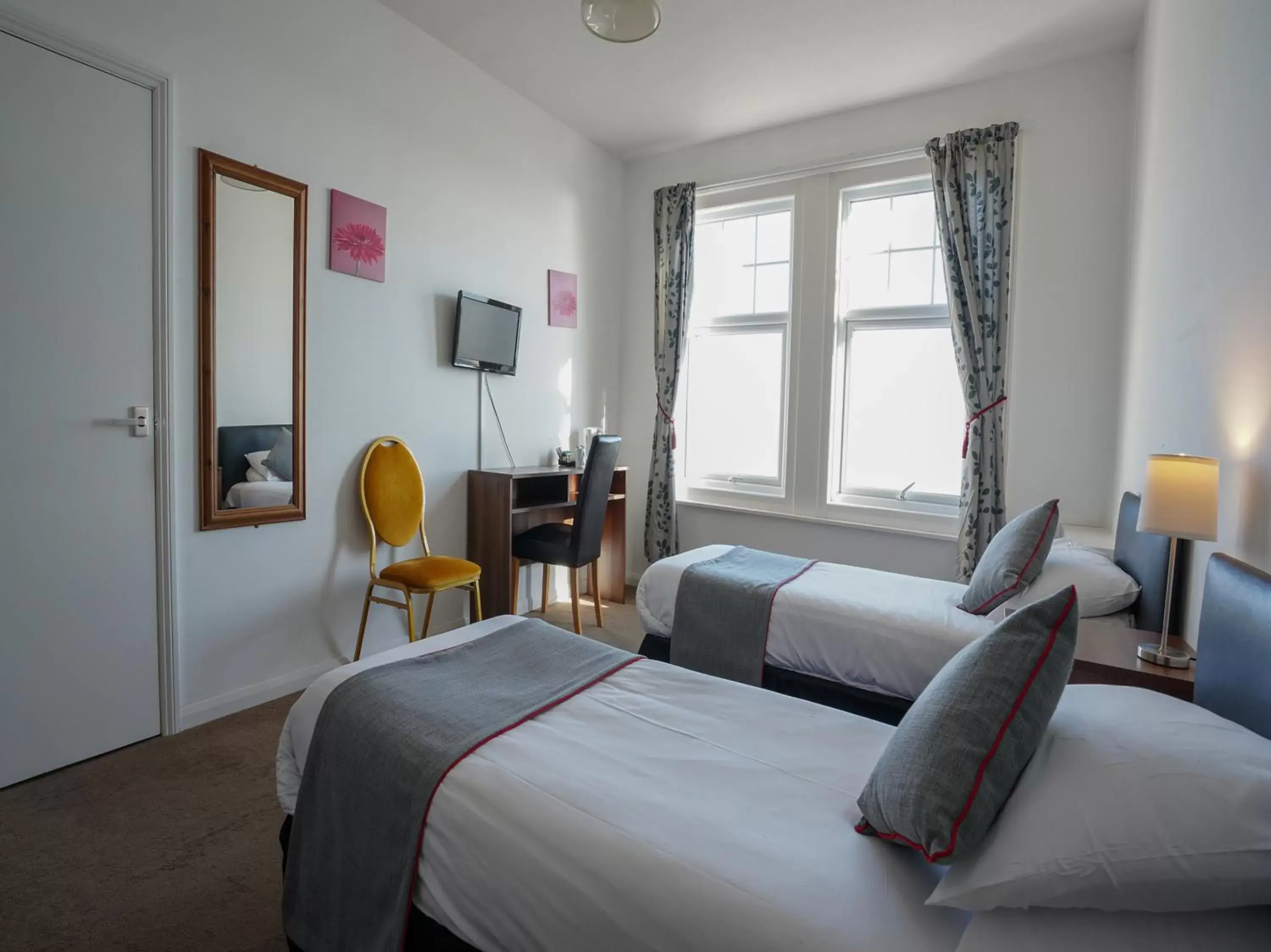 Bedroom, Bed in OYO Shanklin Beach Hotel