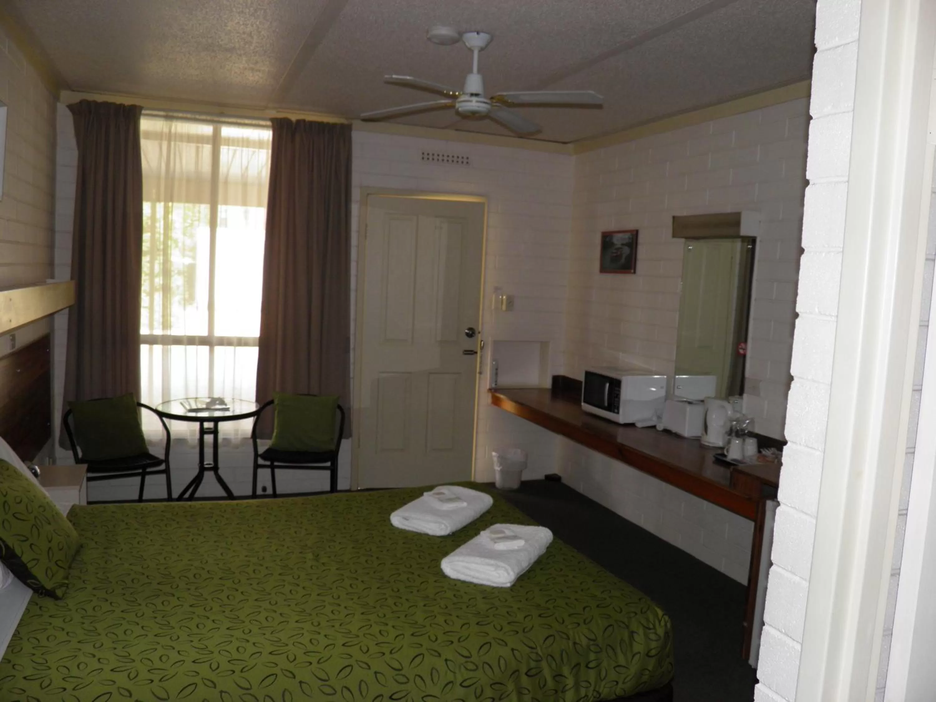 Photo of the whole room, Bed in 7th Street Motel