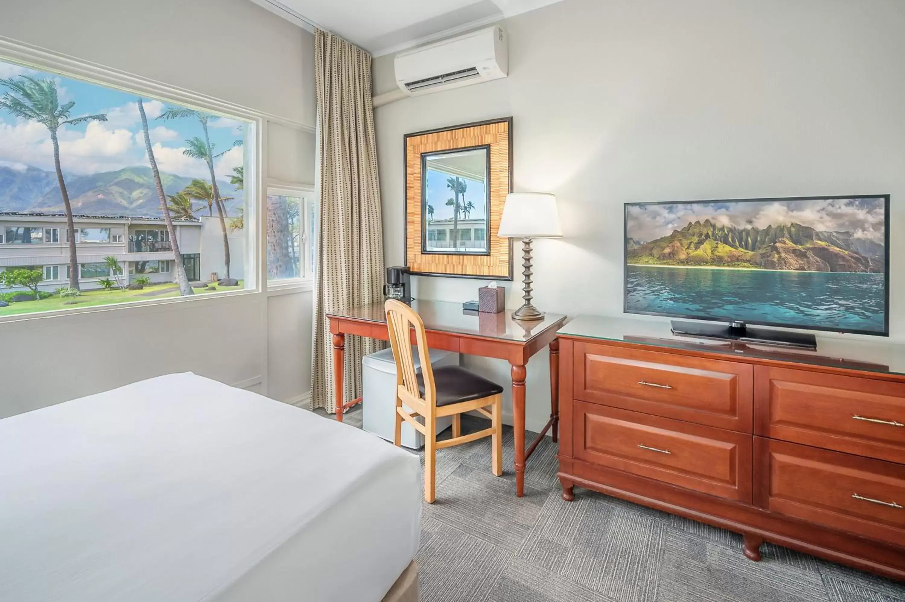 Bed, TV/Entertainment Center in Maui Beach Hotel
