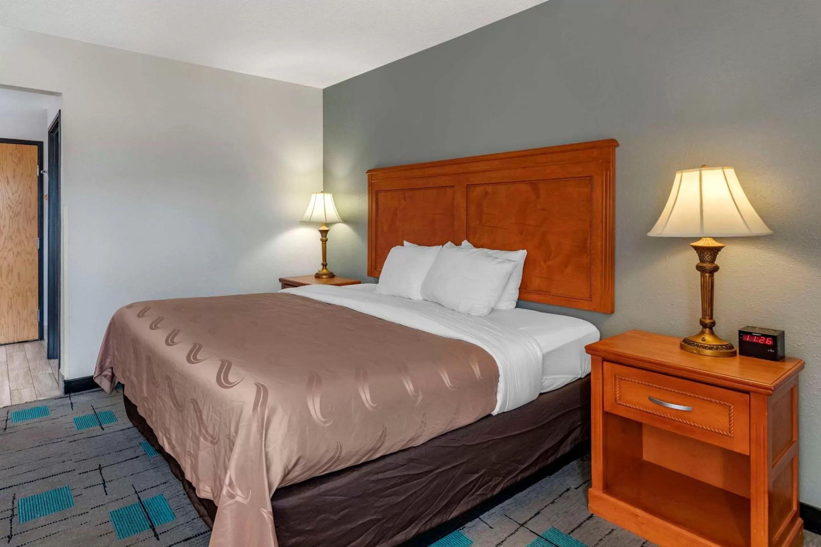 Bedroom, Bed in Quality Inn & Suites Chattanooga West near Lookout Mountain