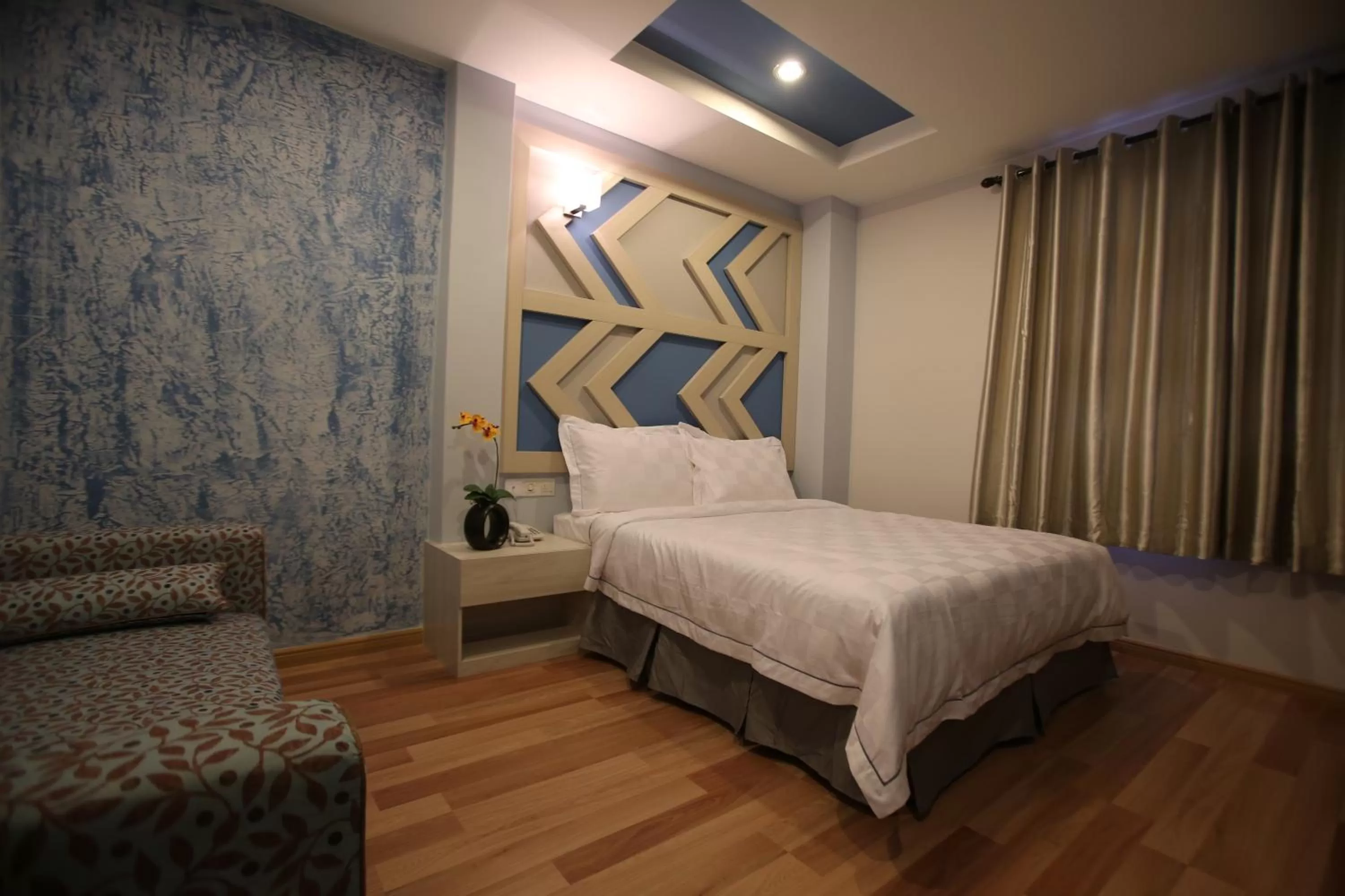 Bedroom, Bed in Sunshine Inn Plus