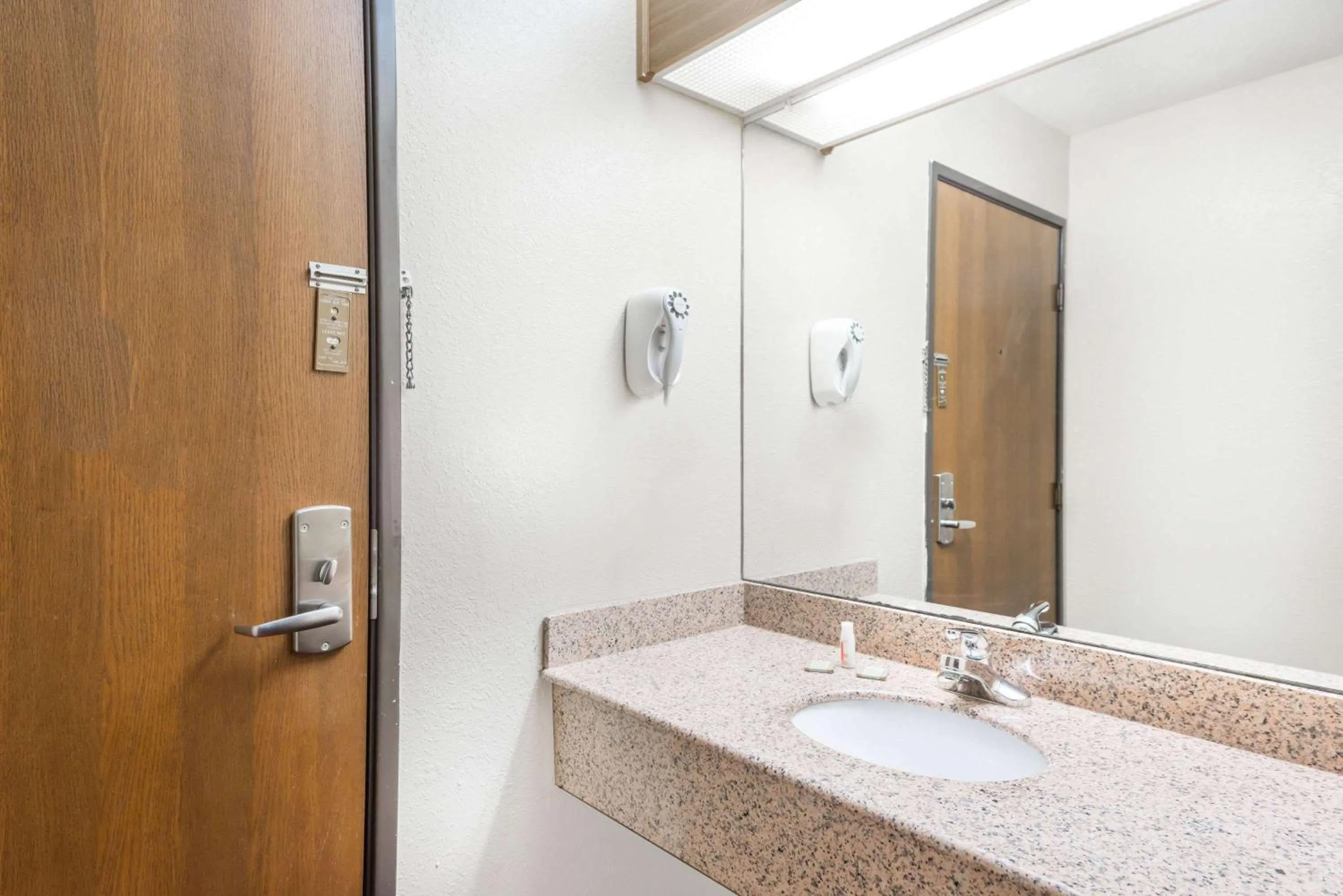 Bathroom in Super 8 by Wyndham Paris IL