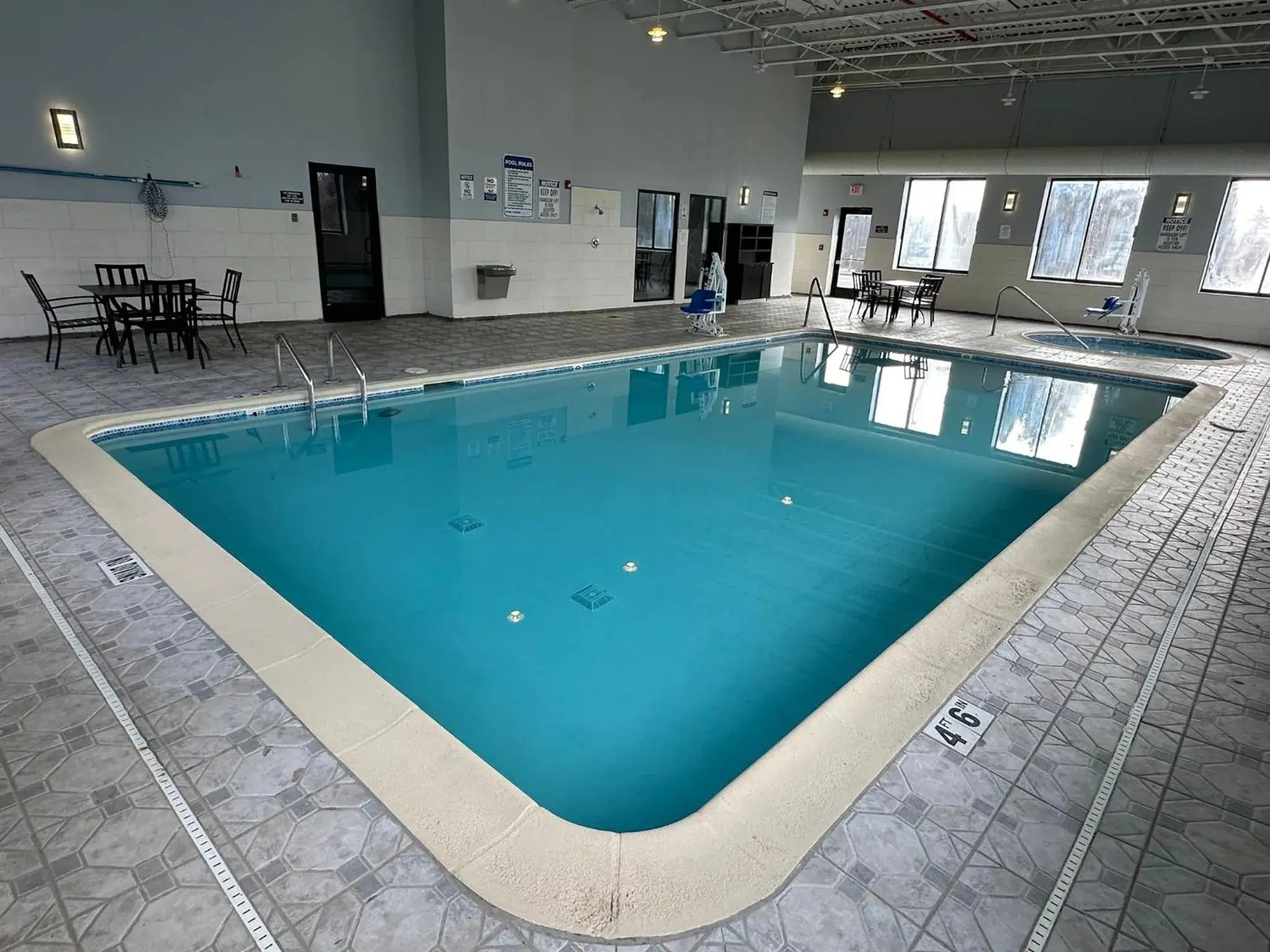 Swimming Pool in Red Roof Inn Flint