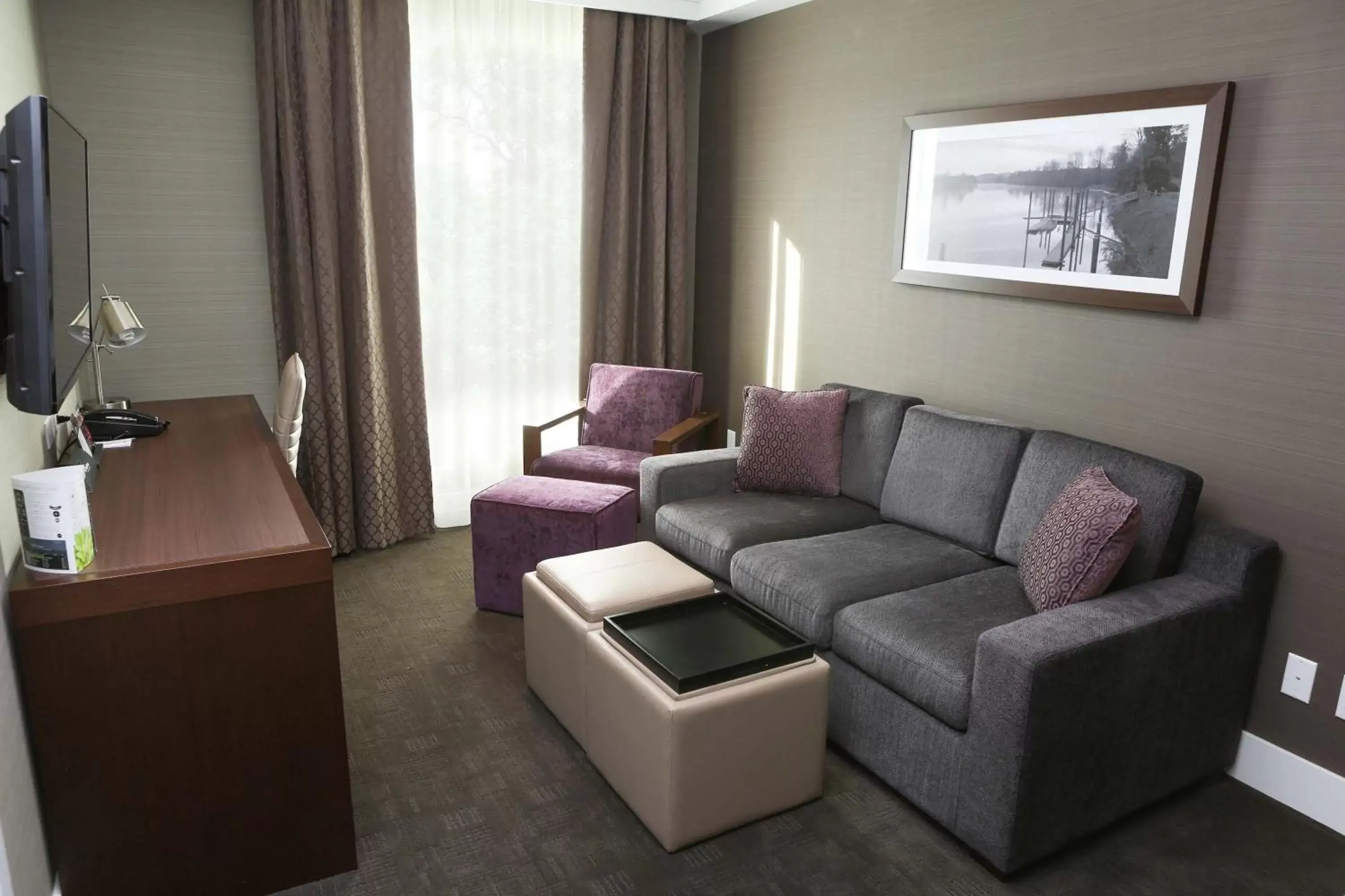 Photo of the whole room, Seating Area in Sandman Hotel Abbotsford Airport