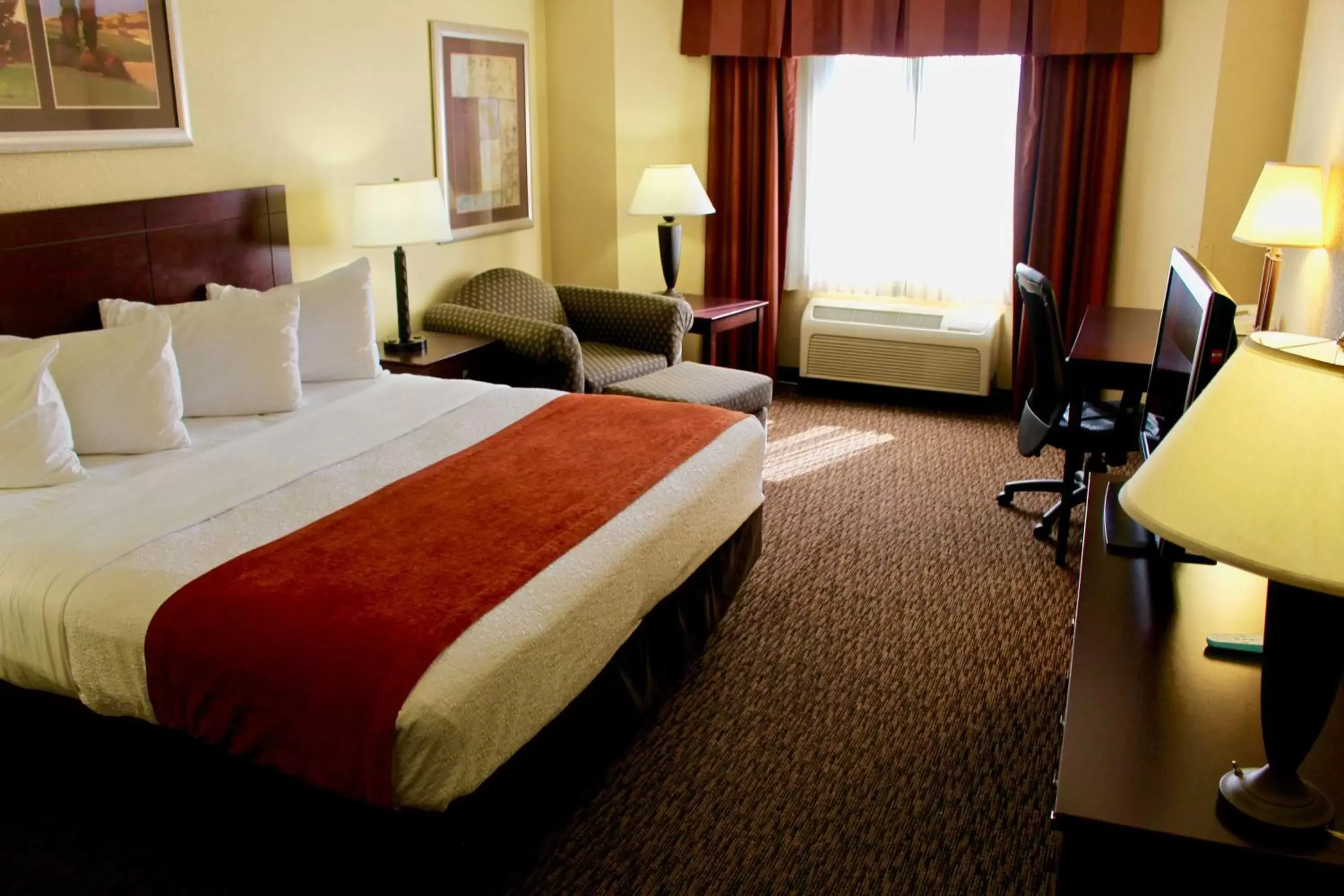 Photo of the whole room, Bed in Best Western Plus Dakota Ridge