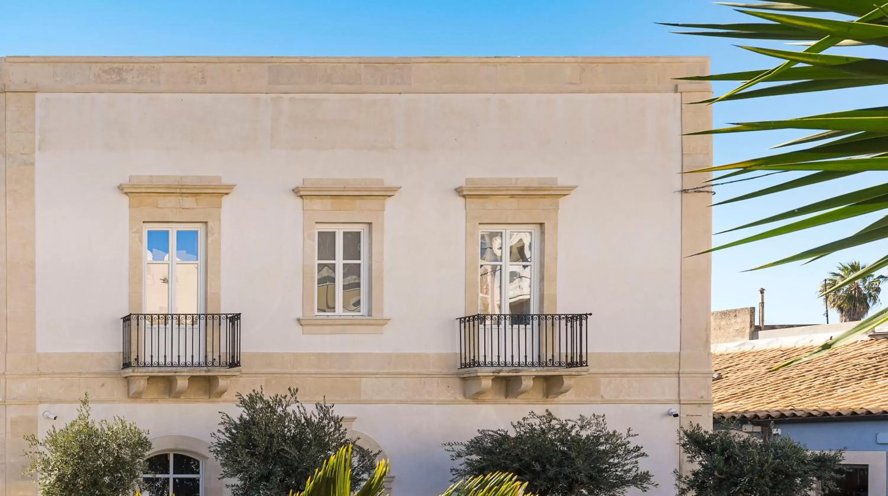 Facade/entrance, Property Building in Byssus Suites