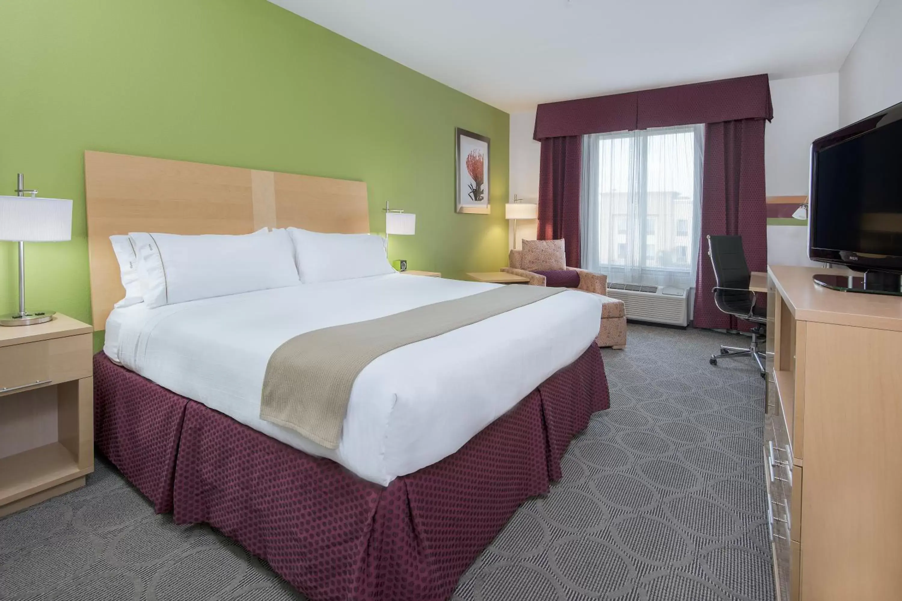 Photo of the whole room, Bed in Holiday Inn Express Hotel & Suites Clute-Lake Jackson, an IHG Hotel