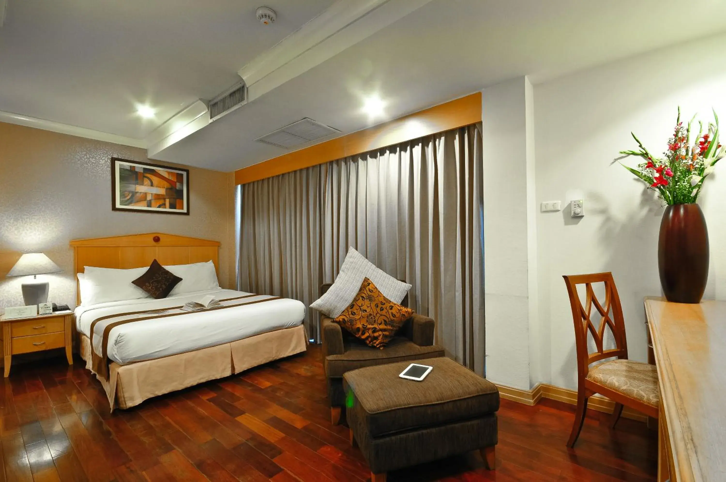 Bed in Admiral Suites Bangkok