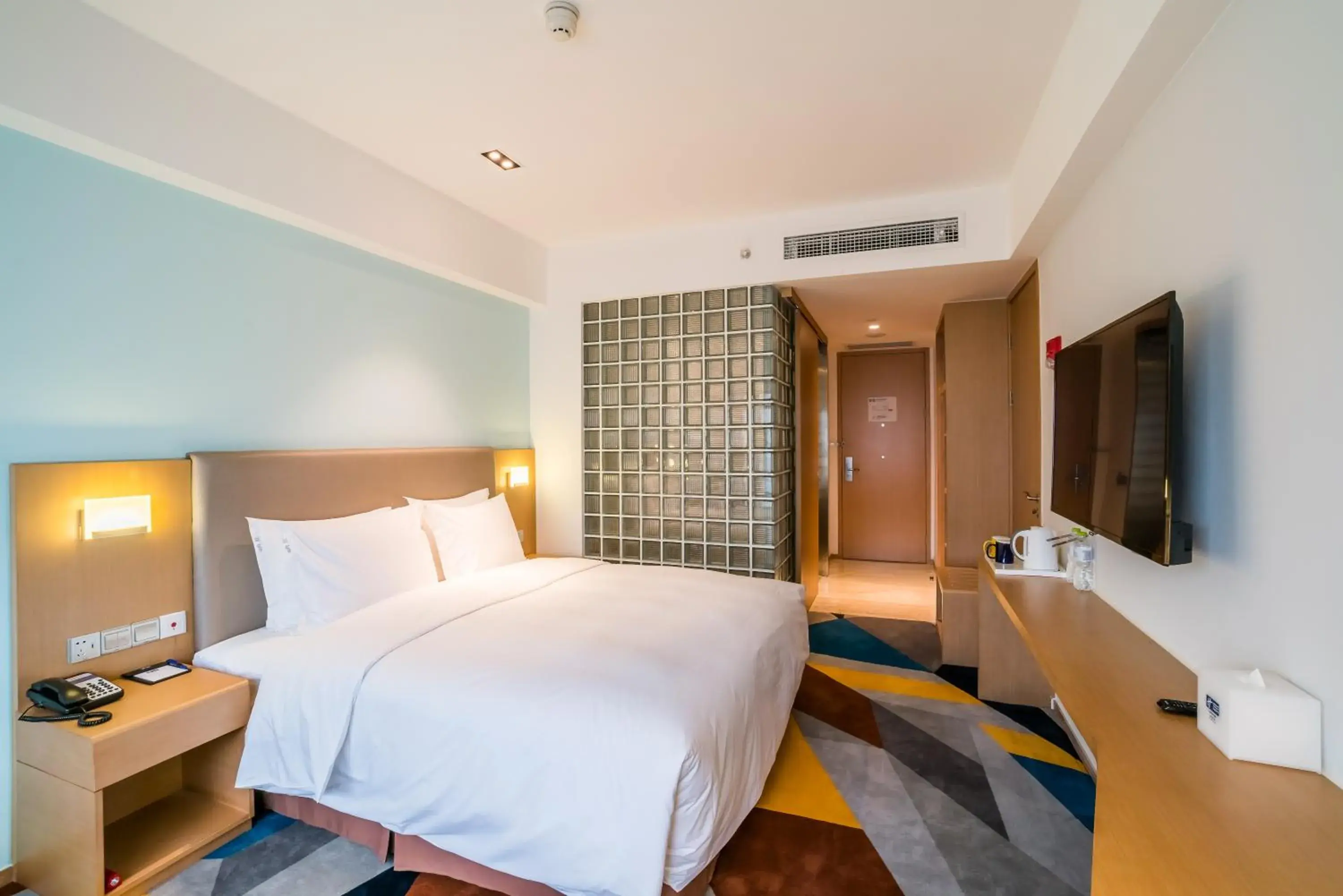 Bed in Holiday Inn Express Chengdu Xindu, an IHG Hotel