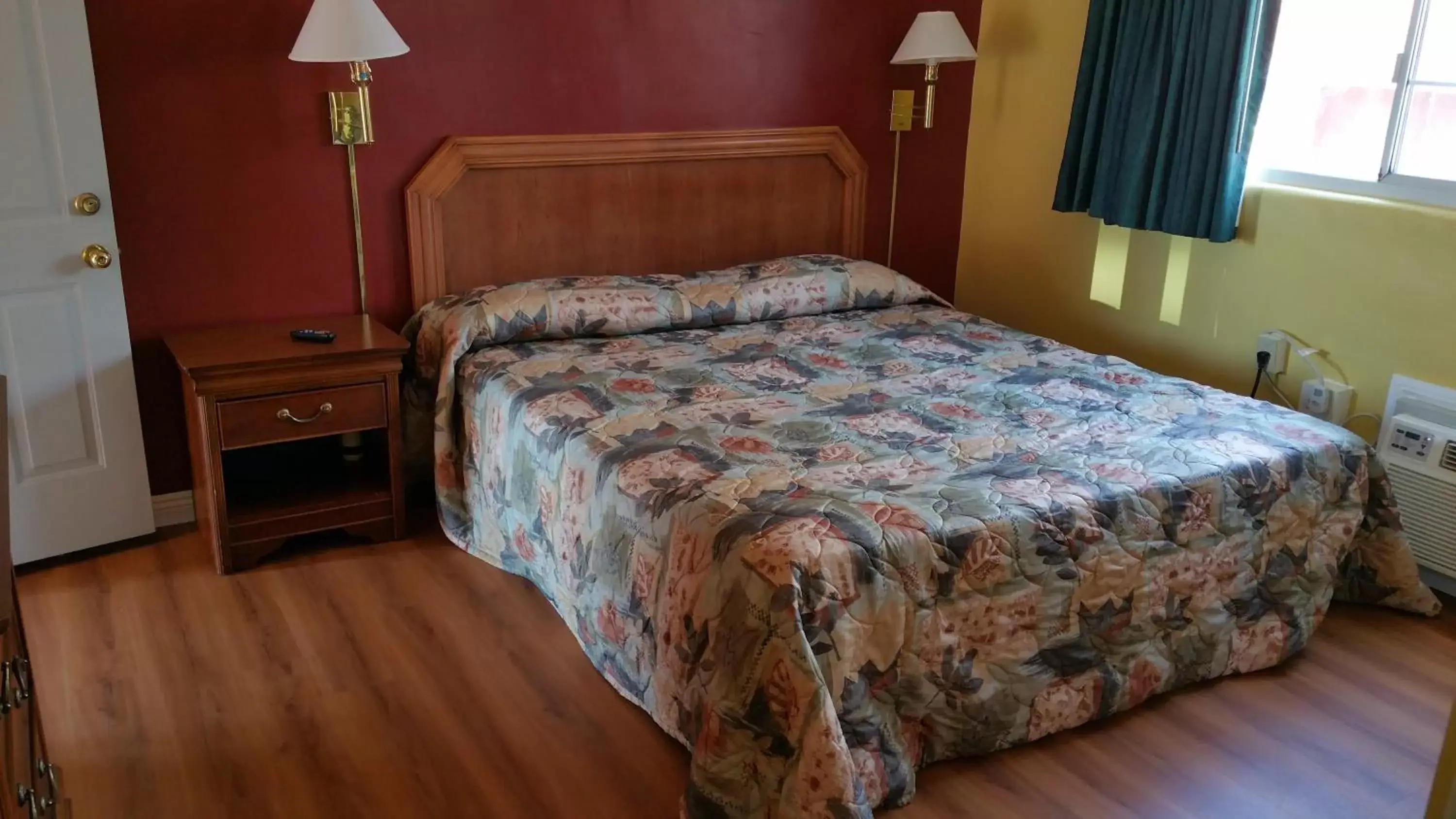 Bedroom, Bed in Slumber Motel