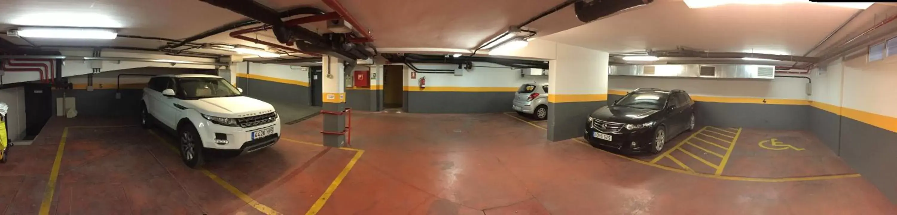 Parking, Guests in Hotel Barajas Plaza