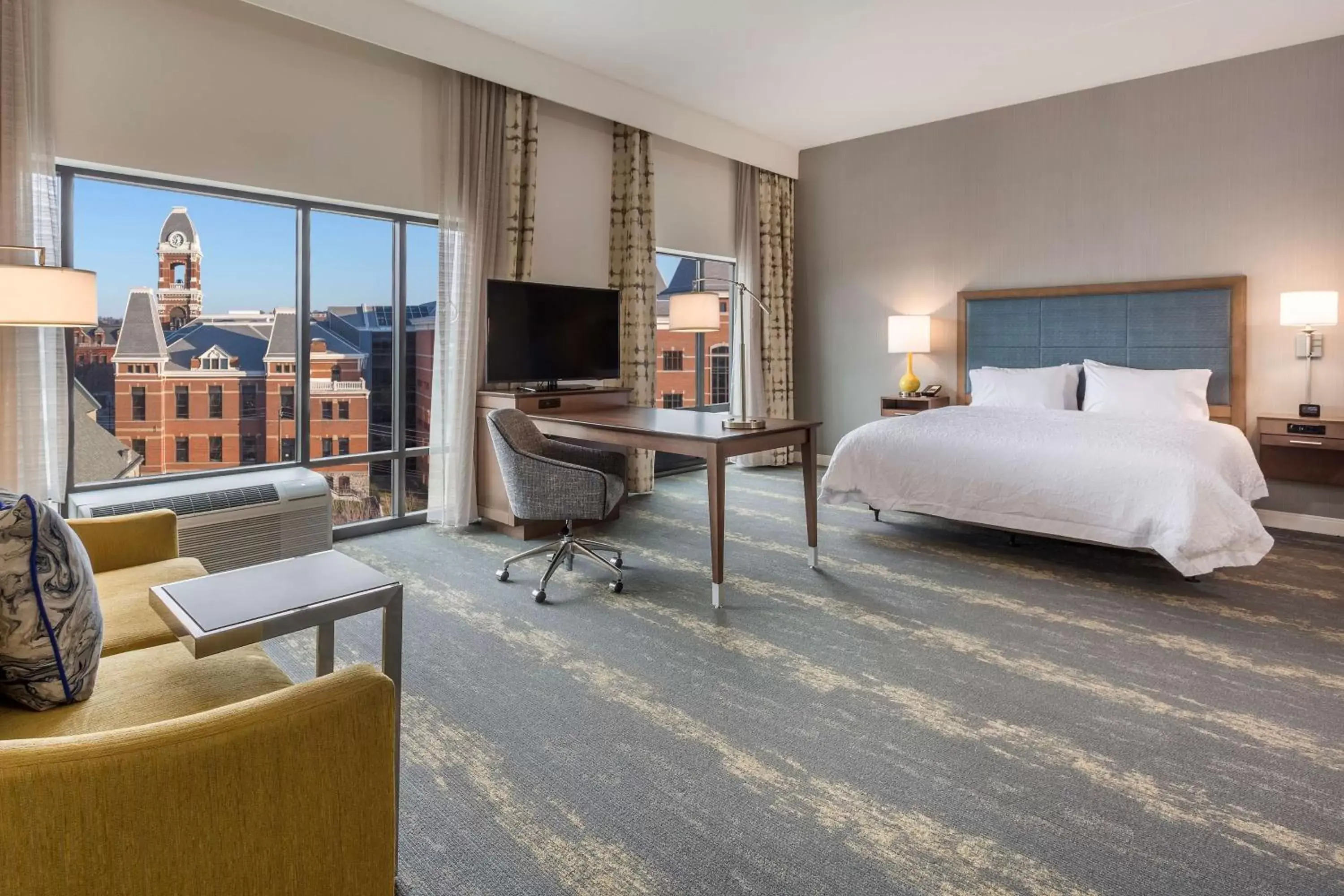 Bed in Hampton Inn & Suites Newport/Cincinnati, KY