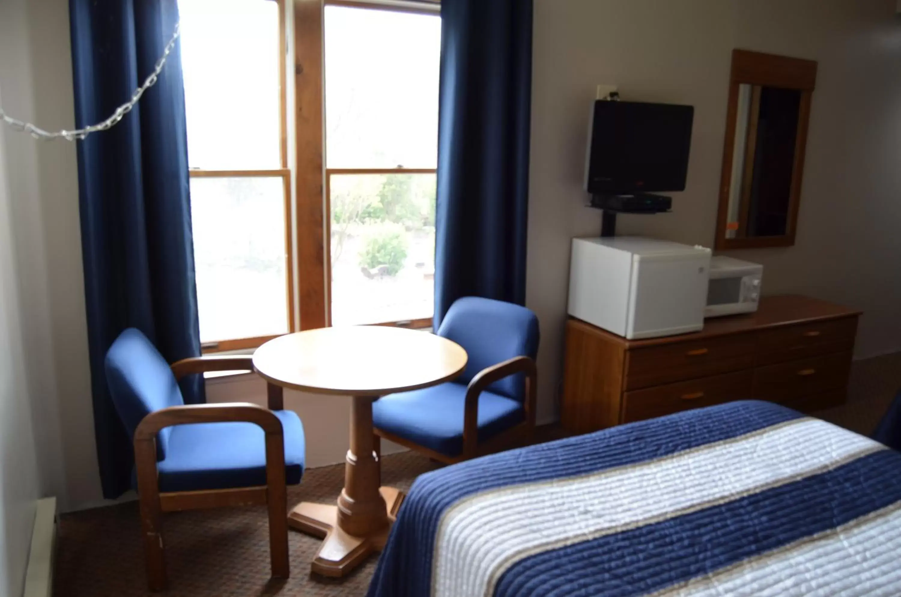 Seating Area in Lake Ontario Motel & Inn